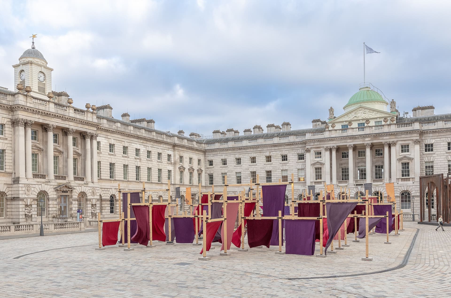 Een beeld van de buitenkant van Somerset House, waar de London Design Biennale plaatsvindt.
