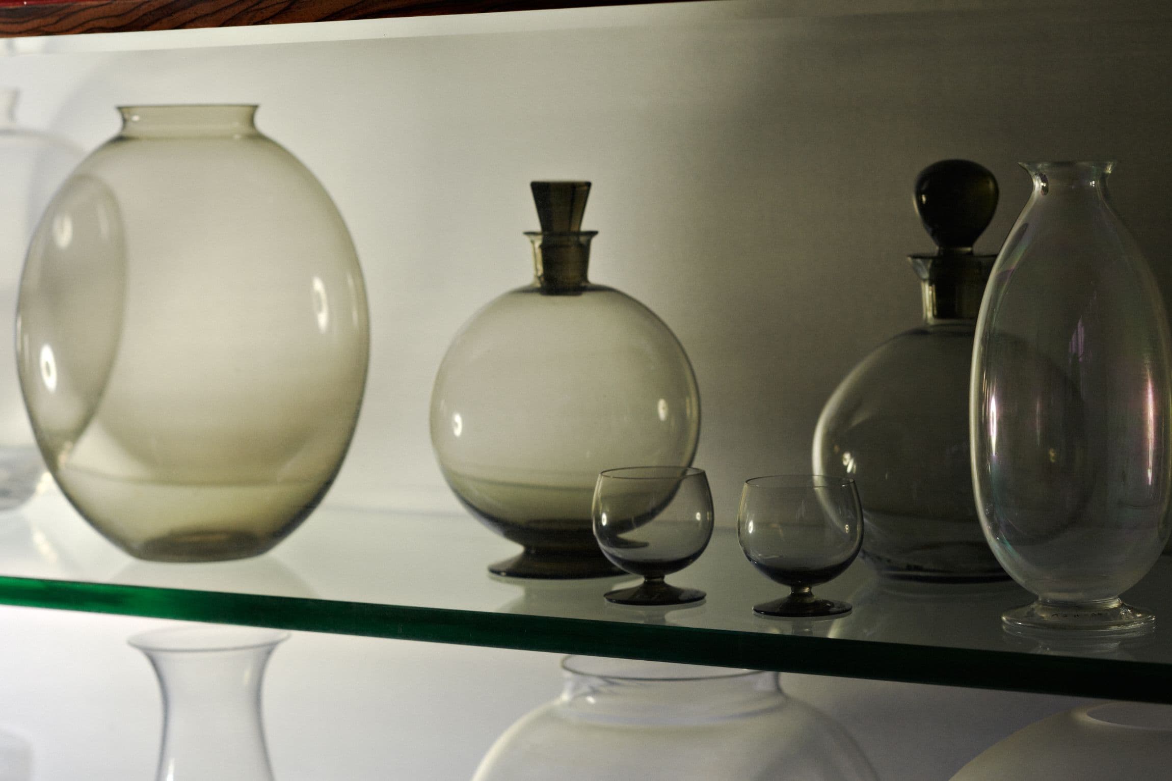 Glassware by A.D. Copier in a display case. Photo Johannes Schwartz.