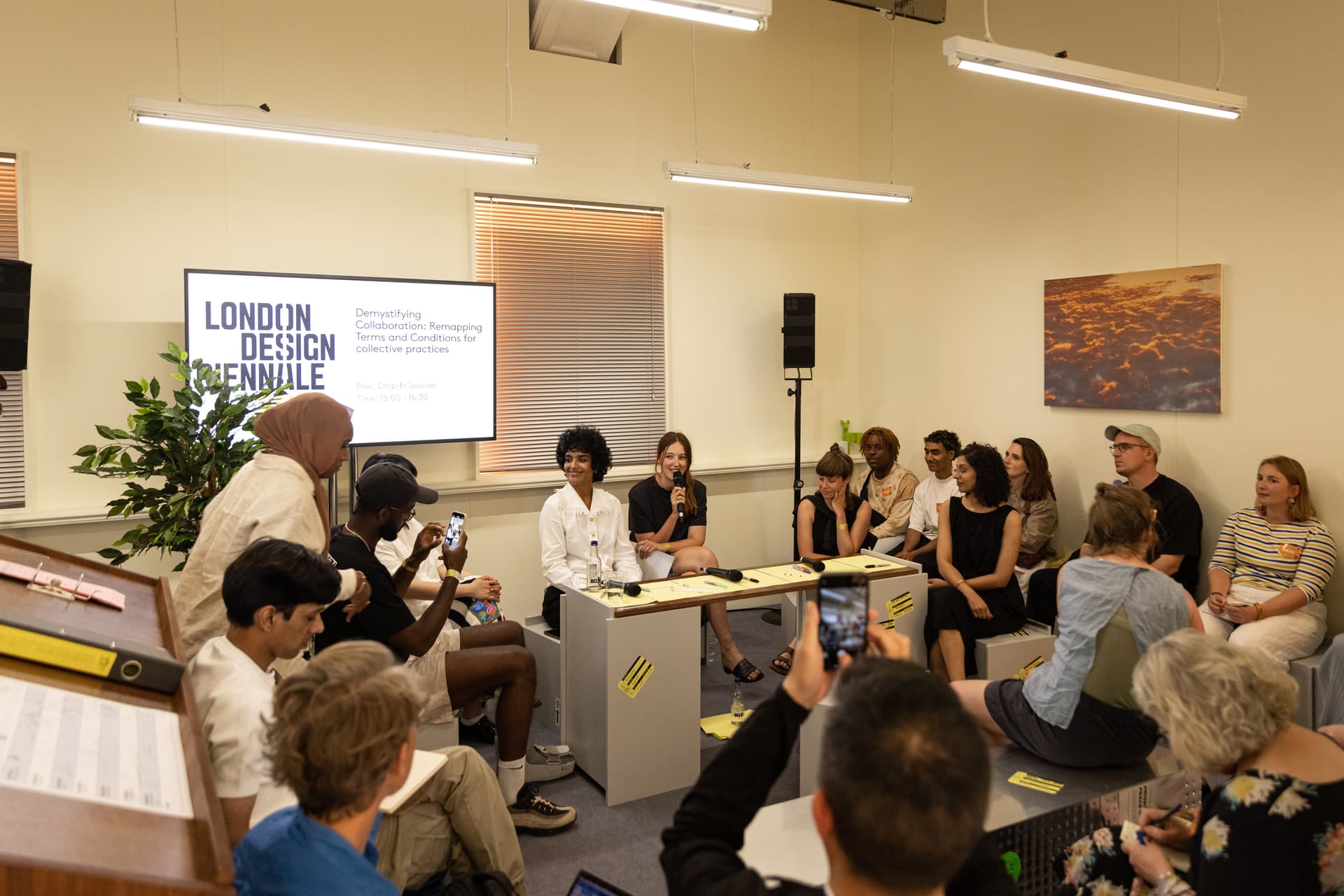 Remapping Collaborations sessie in het Nederlands paviljoen in Somerset House, juni 2023. Foto: Adam Slama