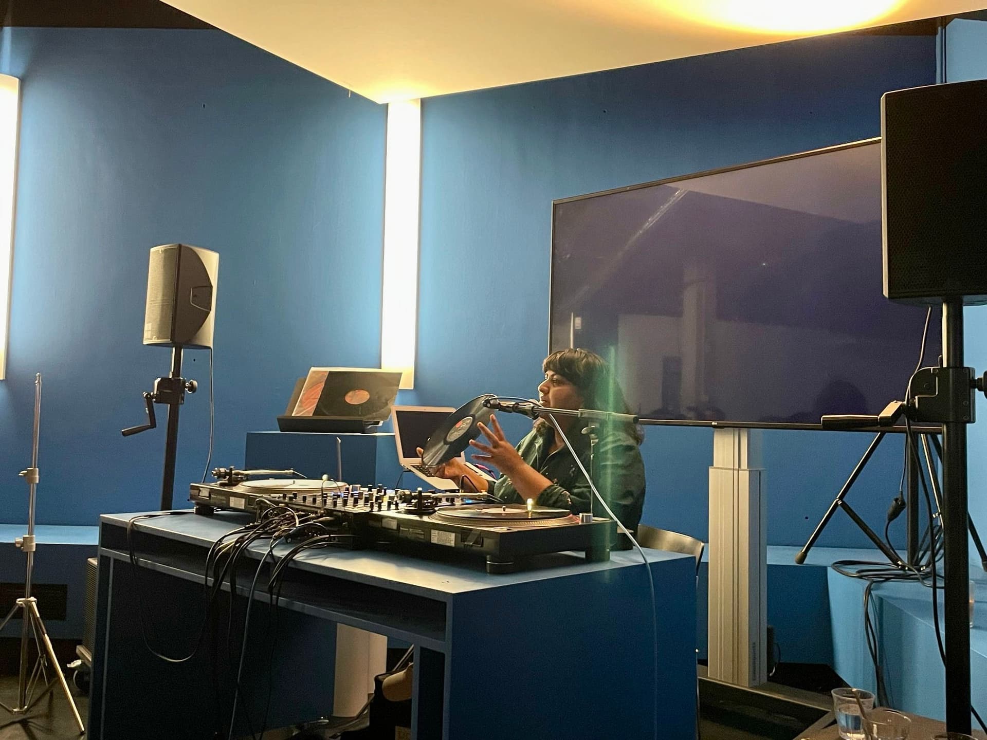 Lezing/performance door Atiyyah Khan. Beeld met dank aan het projectteam.