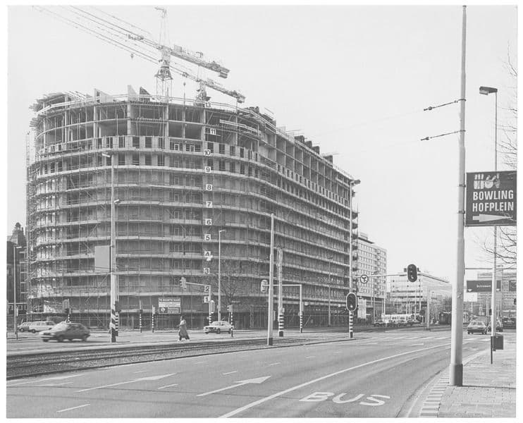 Woongebouw Pompenburg van architect Carel Weeber in aanbouw, 1977–1983. Foto: P.A.C. Rook. Collectie Nieuwe Instituut, archief C. Weeber, WEEB 292.