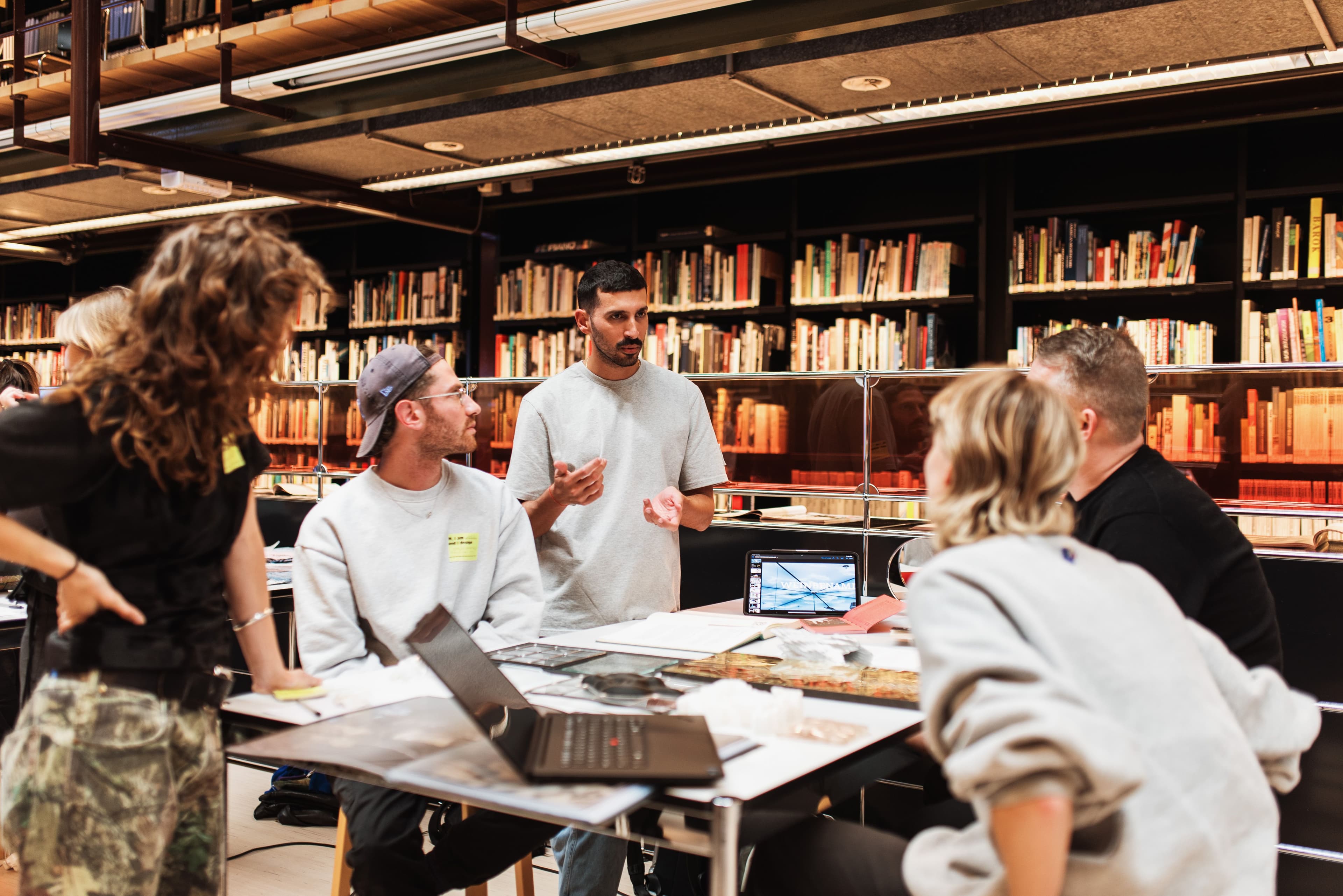 Portfolio Sessies #1 in het Re-Centre van het Nieuwe Instituut. Foto: Michelle Piergoelam