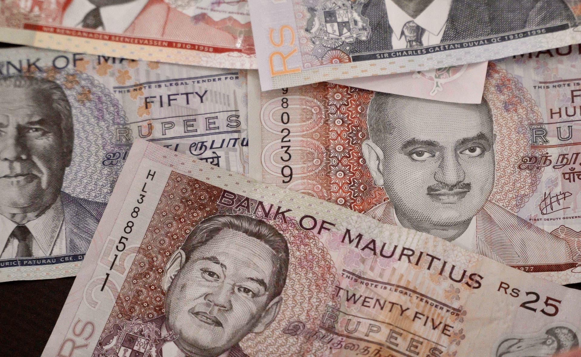 Moilin Jean Ah-Chuen, een vooraanstaand figuur uit de Hakka-gemeenschap, afgebeeld op Mauritiaans geld samen met vertegenwoordigers van andere etnische gemeenschappen. Beeld met dank aan Lou Mo en Musquiqui Chihying