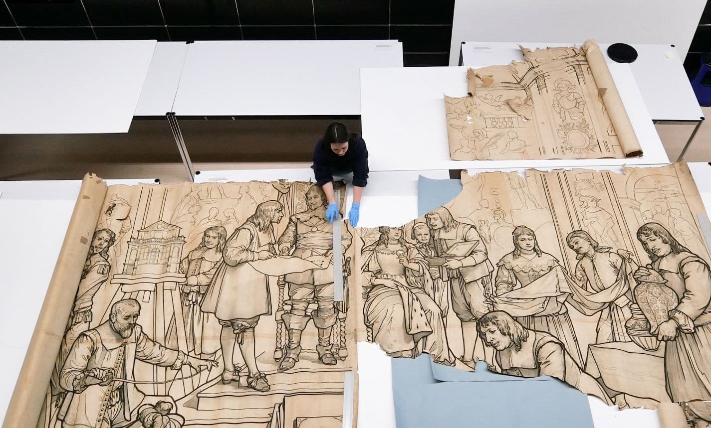 In een korte film van Quinten Zwagerman rollen collectiemedewerkers drie immense tekeningen uit van architect Pierre Cuypers, gemaakt ter decoratie van de gevel en binnenmuren van het Rijksmuseum (1885). 