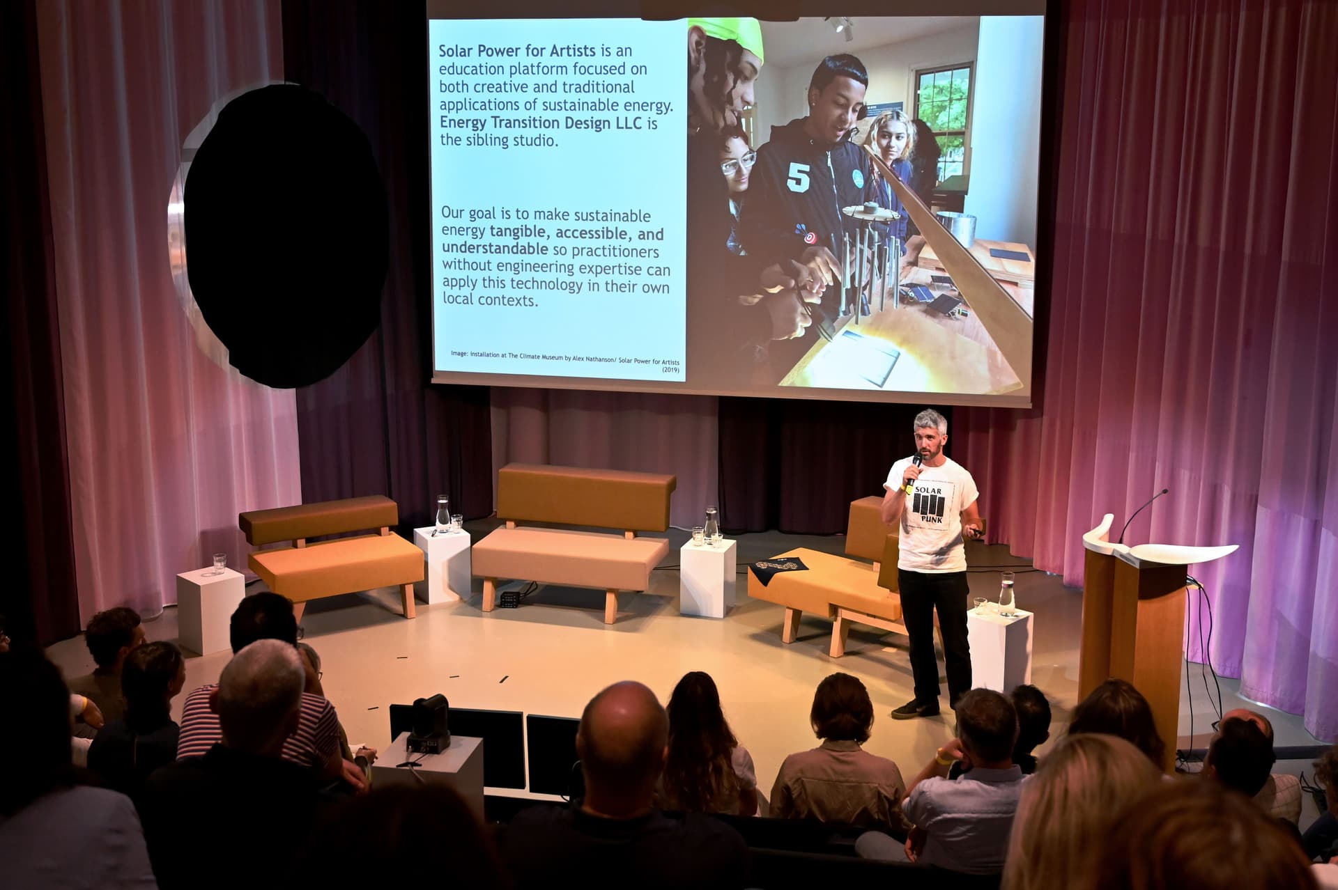 Alex Nathanson presenteert in het auditorium van Nieuwe Instituut