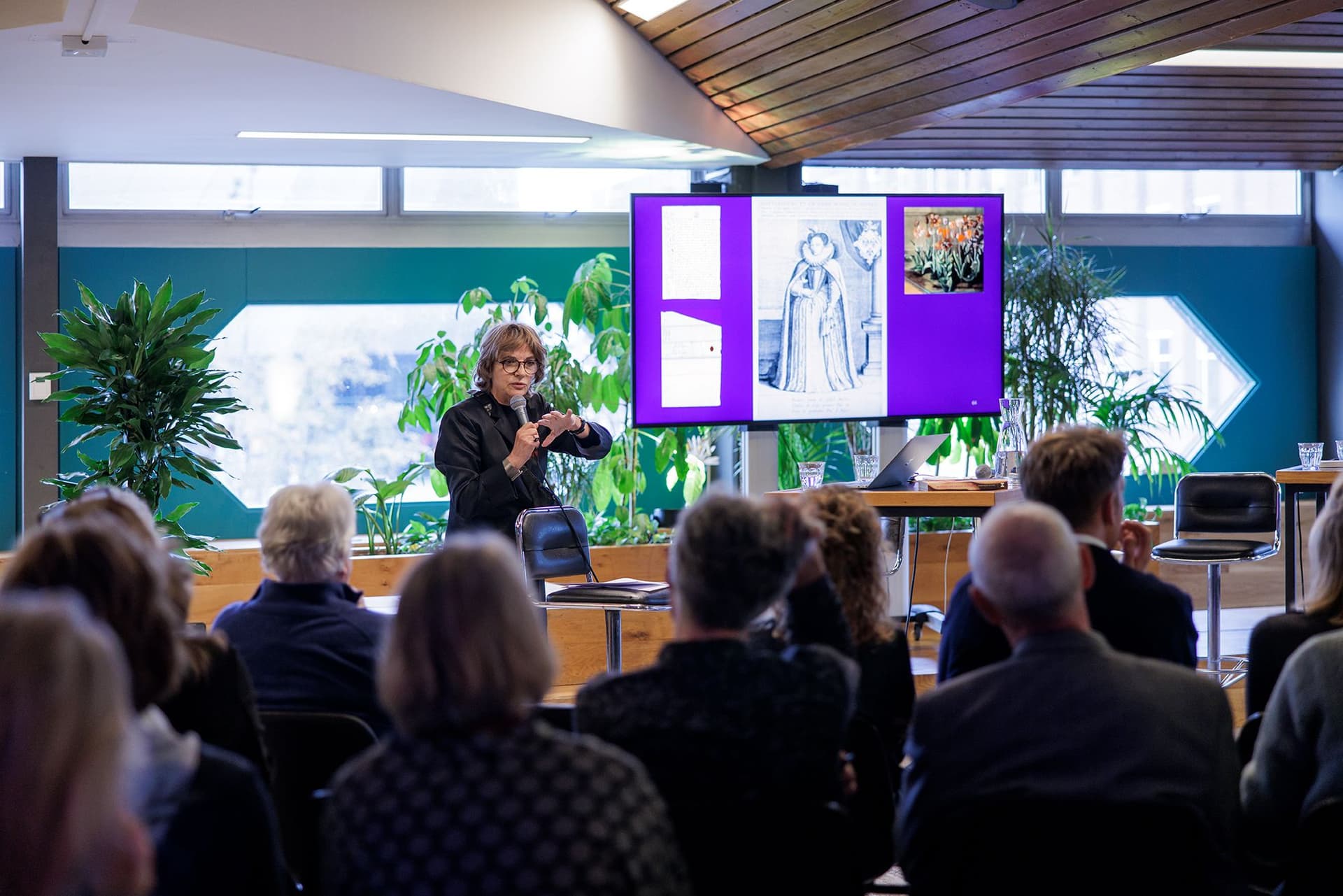 Anne Mieke Backer on her book, Er stond een vrouw in de tuin. Photo: Aad Hoogendoorn