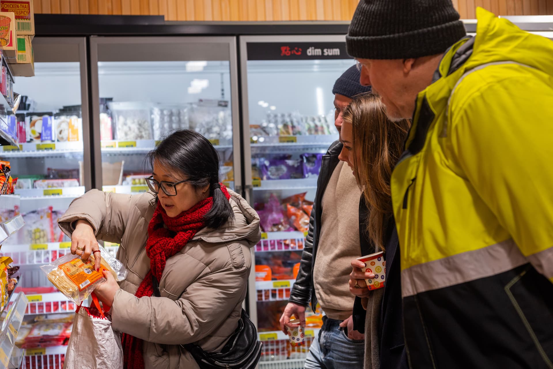 Fenmei Hu tijdens een tour op de West-Kruiskade. Beeld met dank aan Verhalenhuis Belvédère