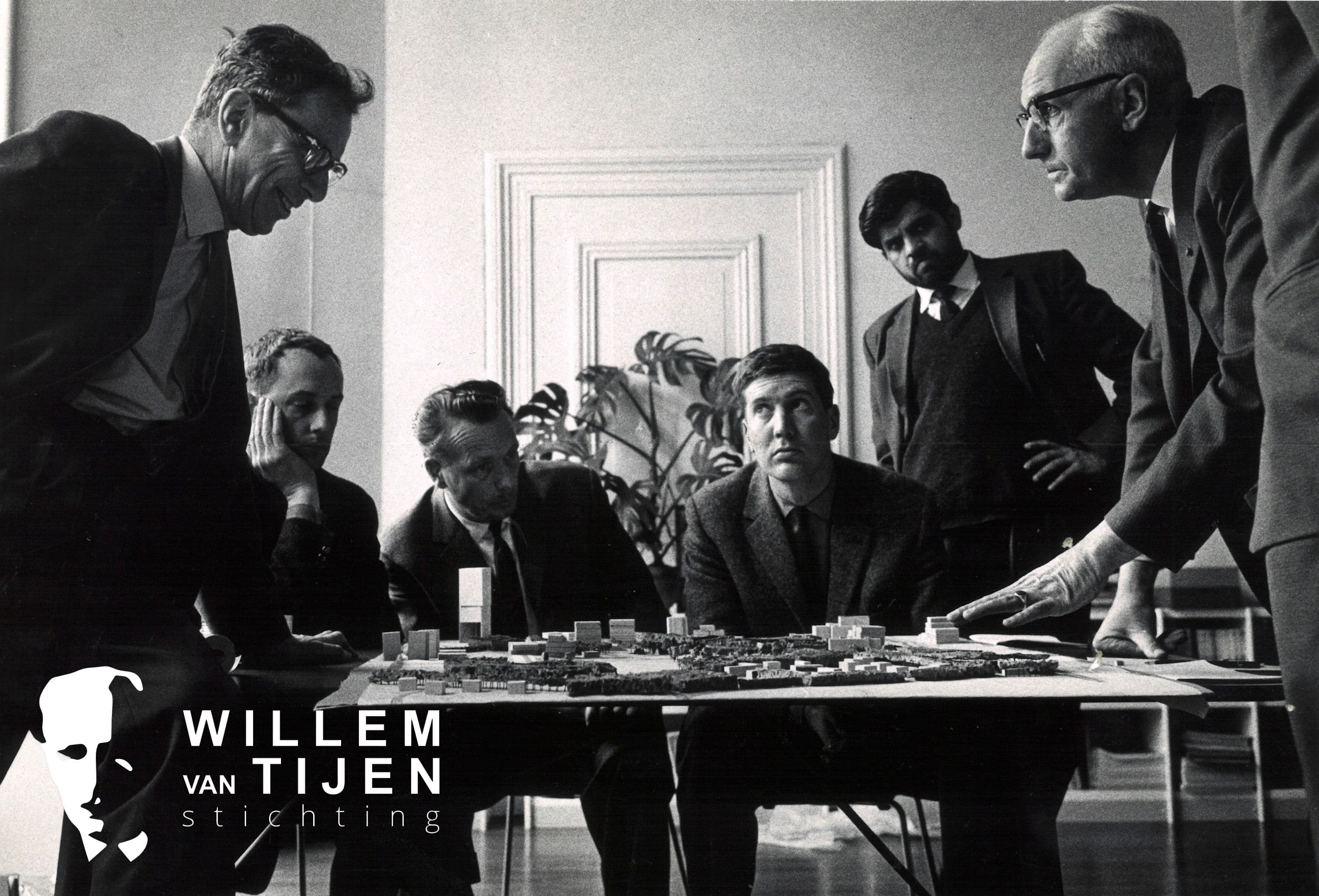 W. van Tijen (right) in deliberation with S.J. van Embden (left) and others about the model for the Technische Hogeschool Twente, 1962. Photo: V. Cornelius. Private collection W. Deeleman-van Tijen.