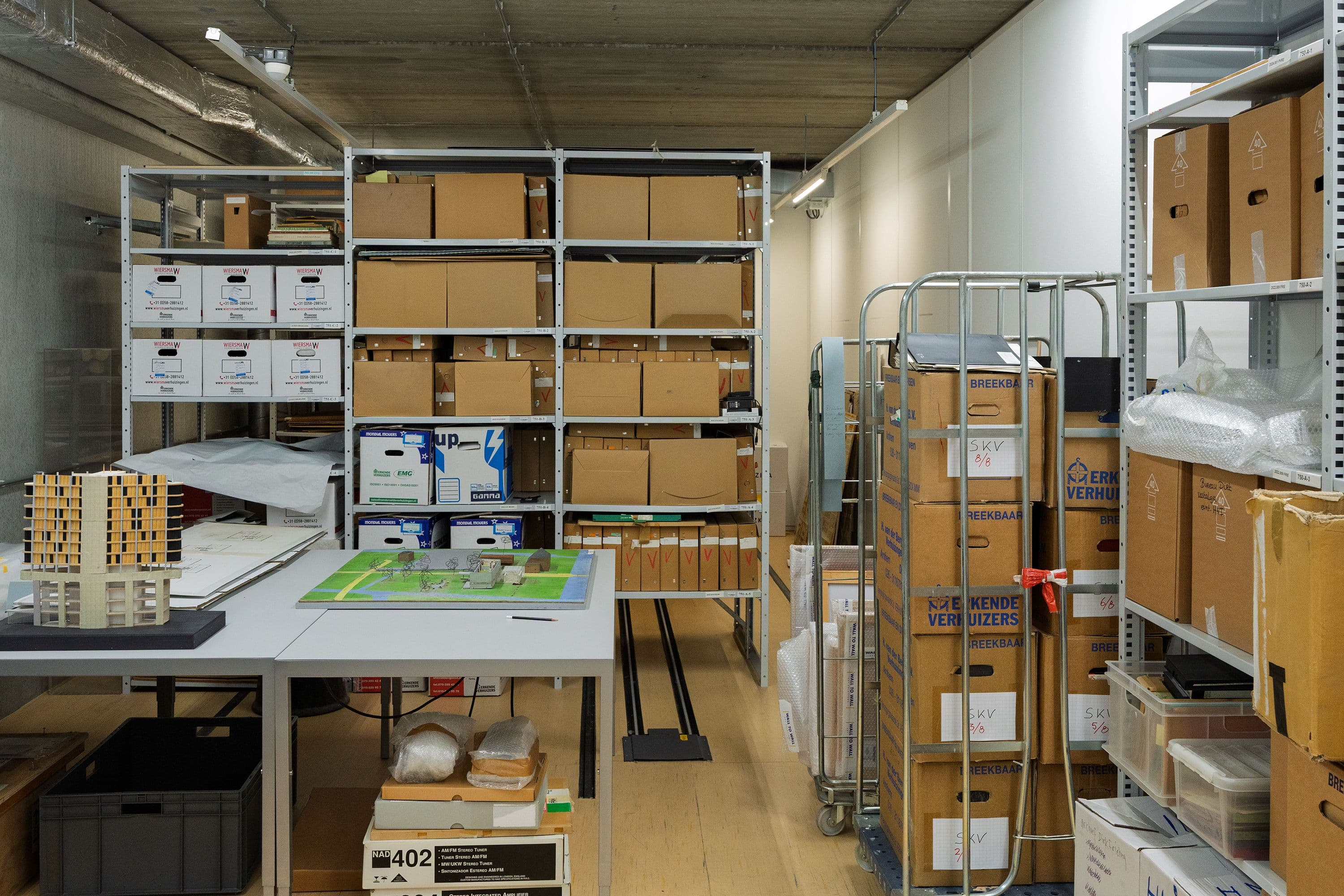 Het quarantainedepot van het Nieuwe Instituut, de eerste standplaats van aanwinsten, voordat ze geconserveerd en verpakt worden. Foto: Johannes Schwartz
