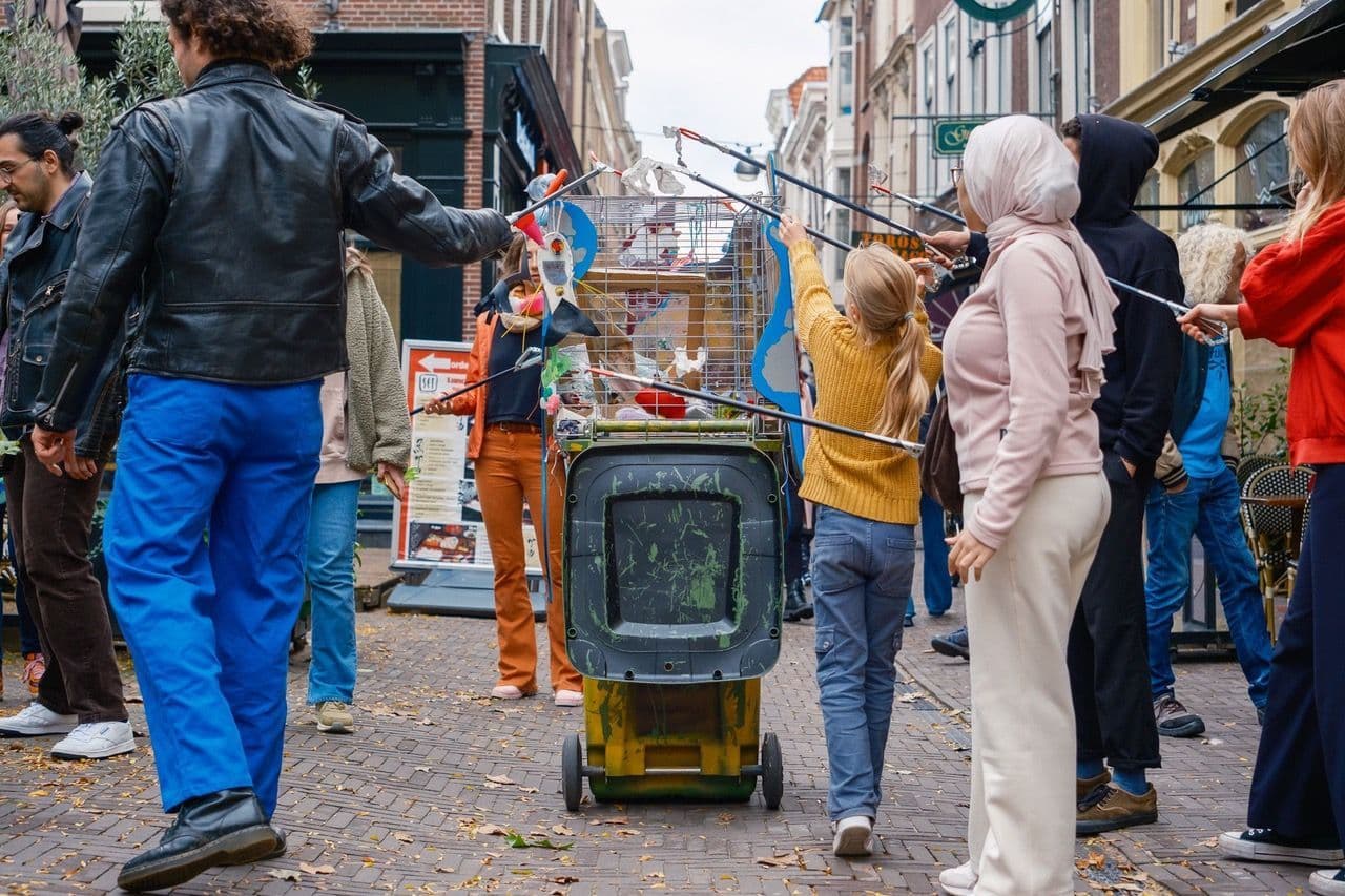 Wasteland 2023: Streams of Waste in the Grey Space in the Middle. Foto: Alex Heuvink.