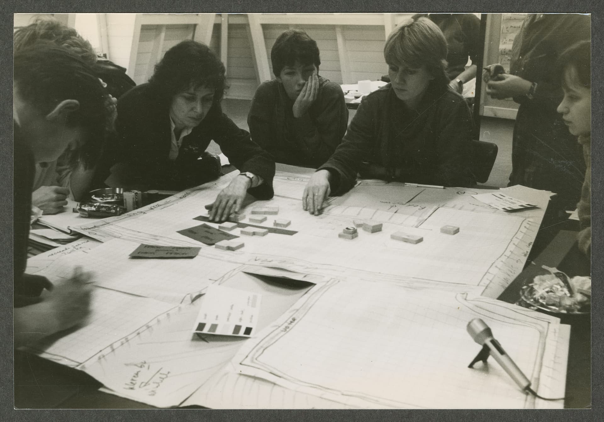 Photo of the gathering 'Van Wonen Weten' (Knowing About Living), network-archive Vrouwen Bouwen Wonen / sub-archive Gonne van de Kimmenade / VBWOf268. Collection Nieuwe Instituut.