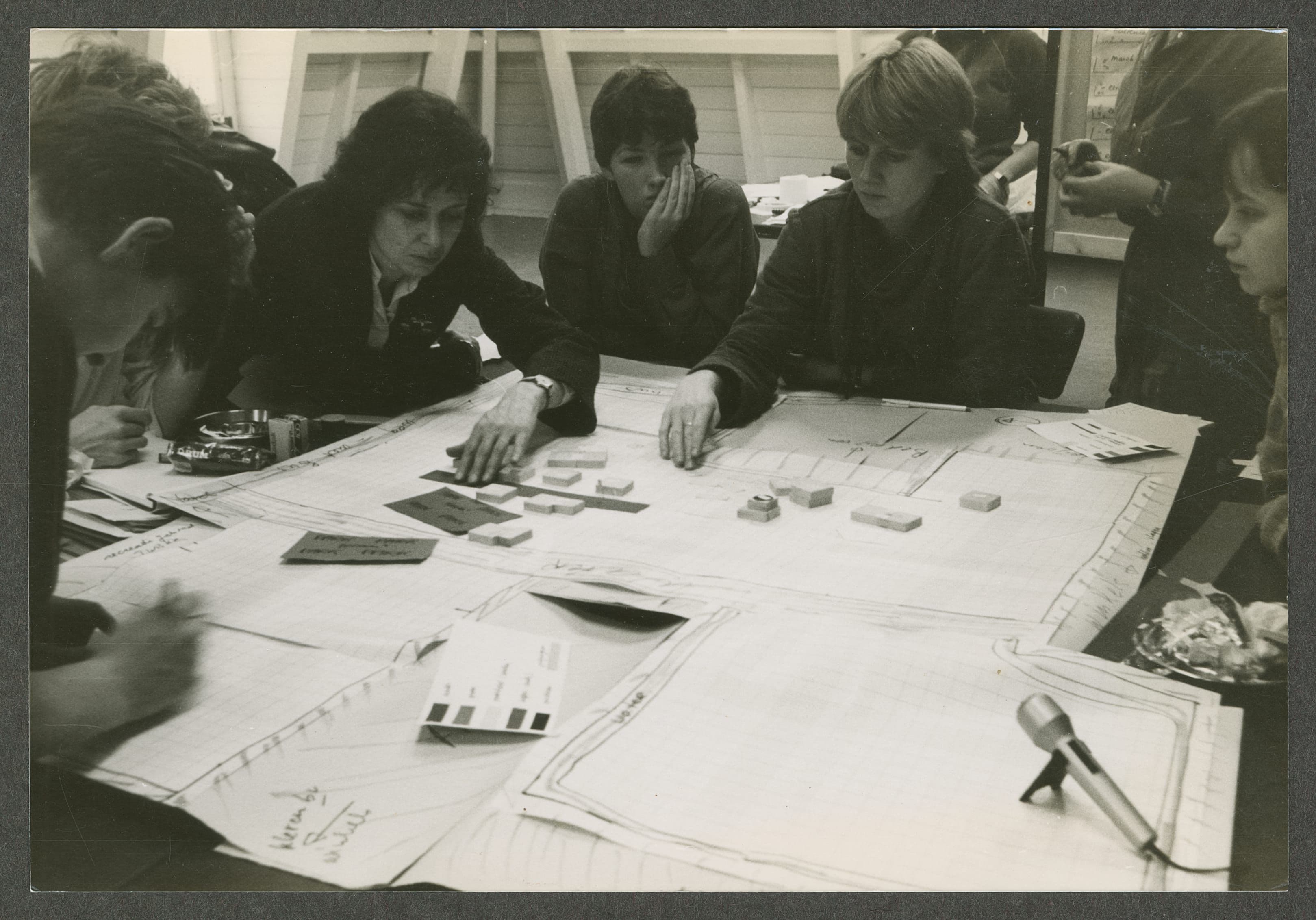 Foto van de bijeenkomst 'Van Wonen Weten', uit het netwerk-archief Vrouwen Bouwen Wonen / deelarchief Gonneke van de Kimmenade. Collectie Nieuwe Instituut, archief VBWO f268. 