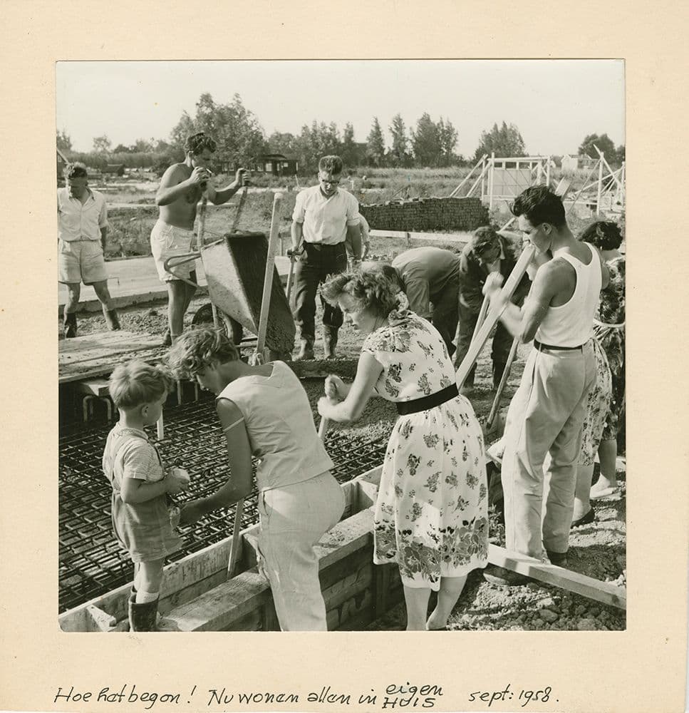  H.Th. Wijdeveld. How it started! Photo of students of the International Cooperation ‘Elckerlyck’ : Institute for architecture and decorative arts, Lage Vuursche, 1958. 