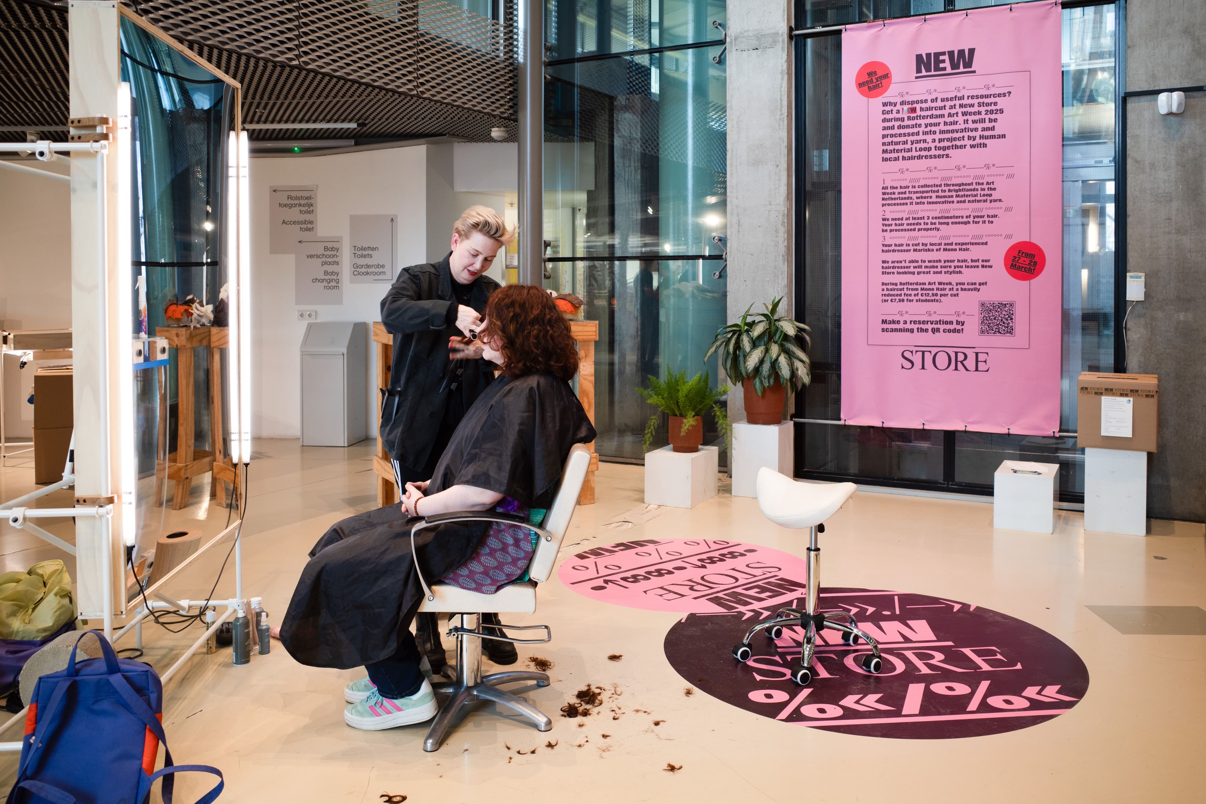 Kapper MonoHair by Mariska in de New Store 2.0 Hair Salon tijdens Rotterdam Art Week 2025. Foto: Isa de Jong.