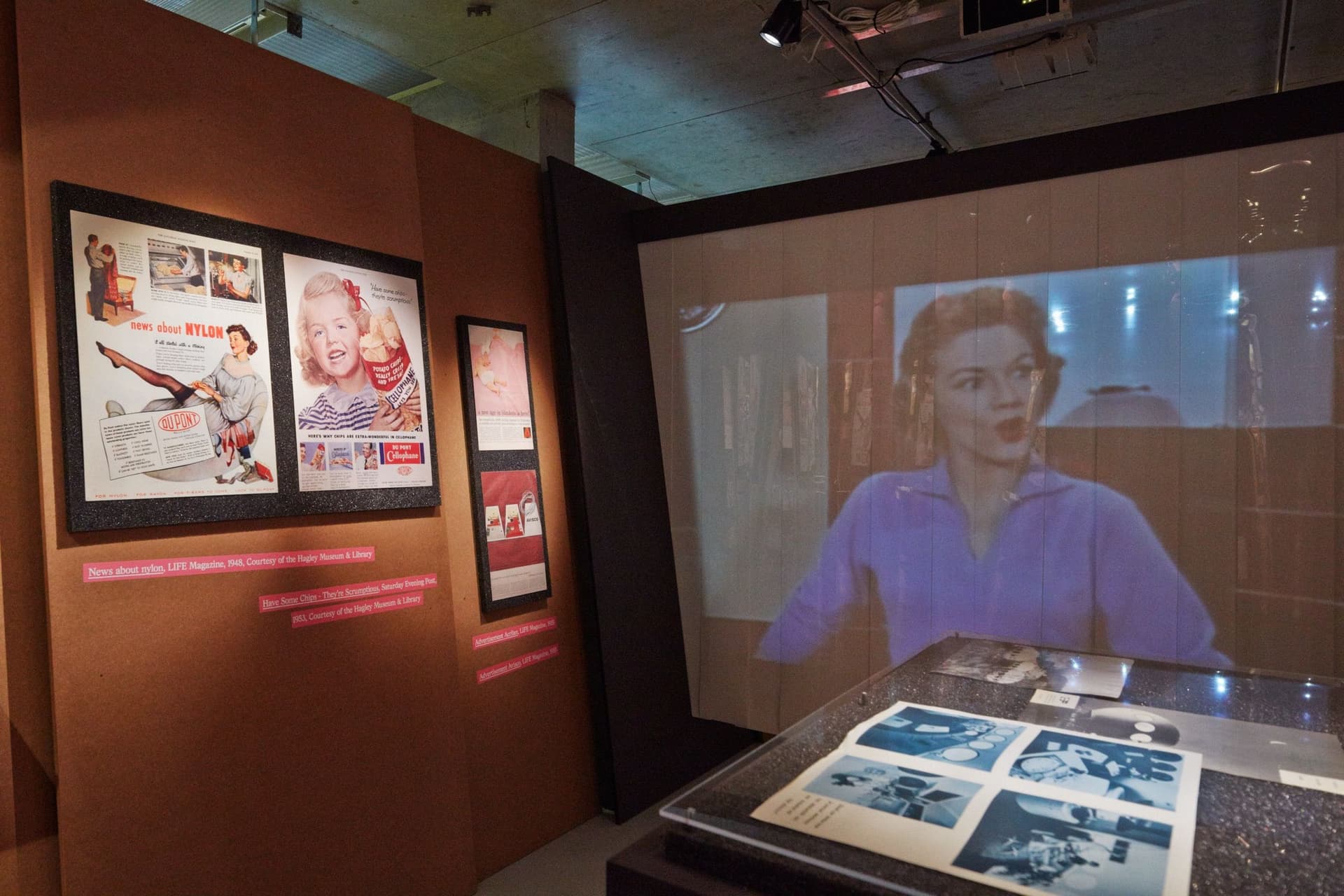 Tentoonstelling Plastic. Foto Johannes Schwartz