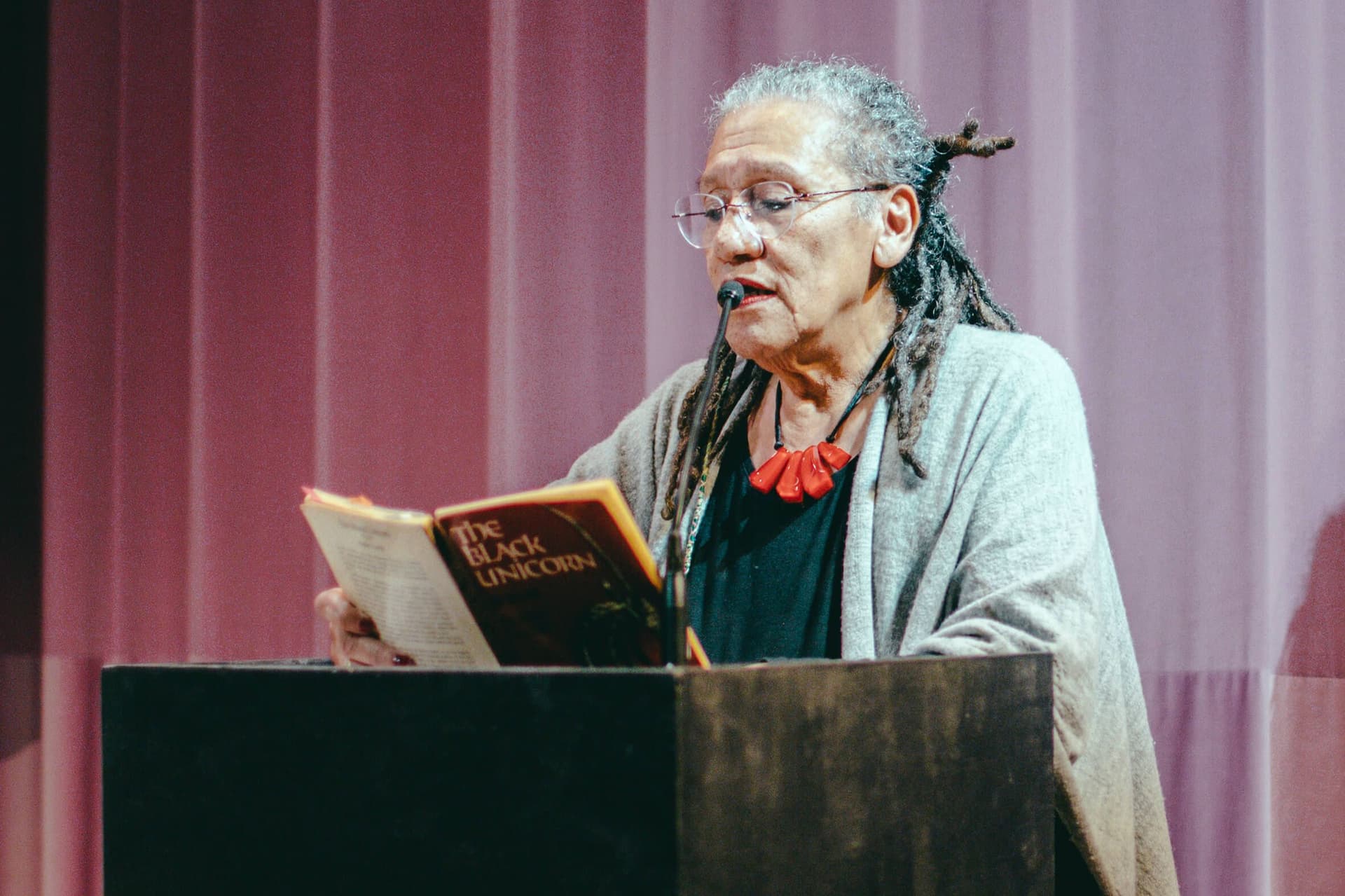 Gloria Wekker geeft een lezing tijdens de afsluiting van de Feminist Assembly Month op 24 september 2022 in Het Nieuwe Instituut. Foto: Simaa Al-Saig 