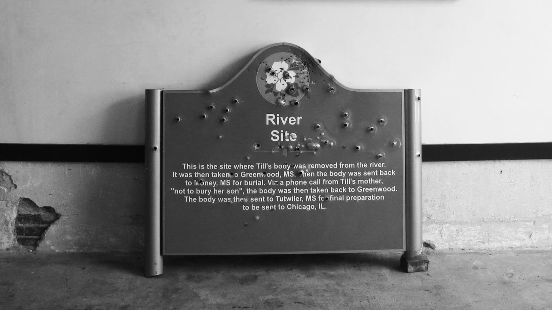 Met kogels doorzeefd bord geplaatst bij de Emmett Till Memorial in Graball Landing, Mississippi, Emmett Till Memorial Commission (ETMC) 