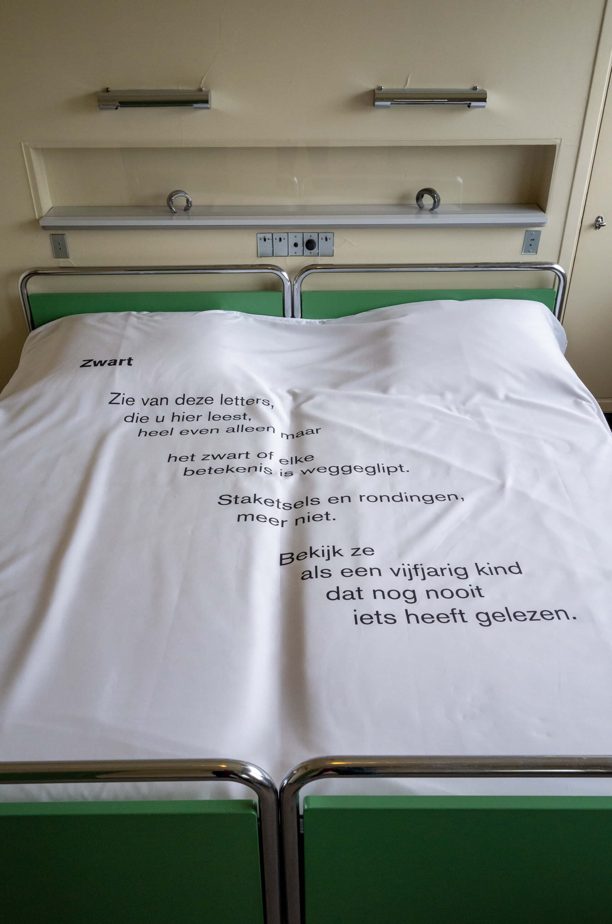 Impressie van de tentoonstelling Gijs Bakker & K. Schippers: Beginselen in Huis Sonneveld, 11.07.2020 – 10.01.2021. Foto: Johannes Schwartz. Op deze foto staan het sieraad ‘Porsche (321a)’ van Gijs Bakker en het gedicht ‘Zwart’ van K. Schippers. 