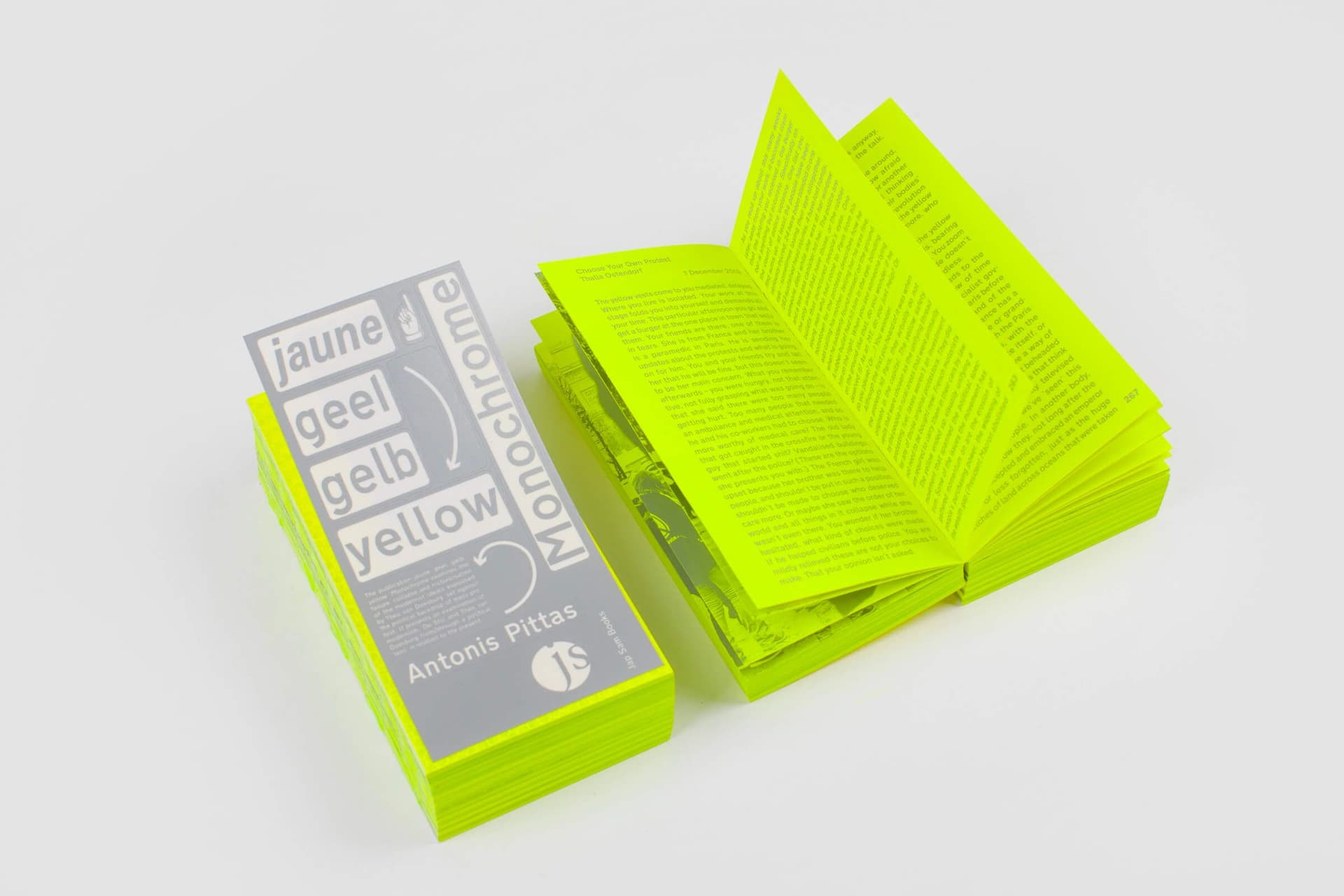 jaune, geel, gelb, yellow. Monochrome (2022) van Antonis Pittas. Jap Sam Books. Beeld met dank aan The Book Photographer 