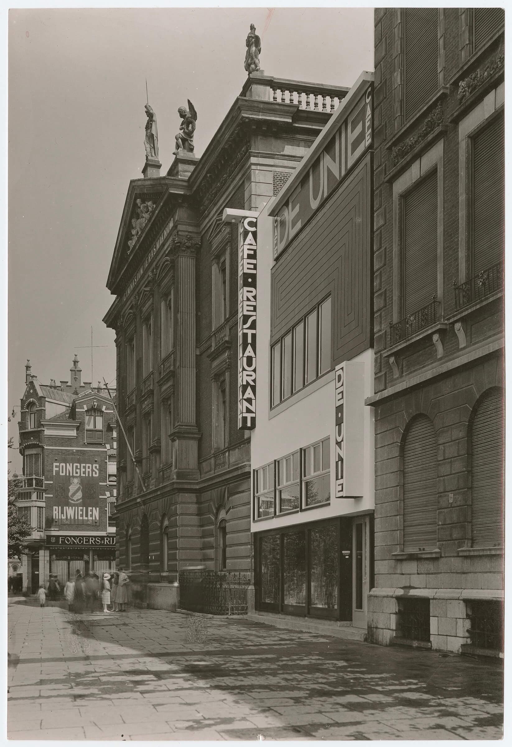 E.M. van Ojen, ca. 1924. Architect J.J.P. Oud, Café de Unie on Coolsingel, Rotterdam, 1924. Collection Het Nieuwe Instituut, OUDJ ph254. © Nederlands Fotomuseum  