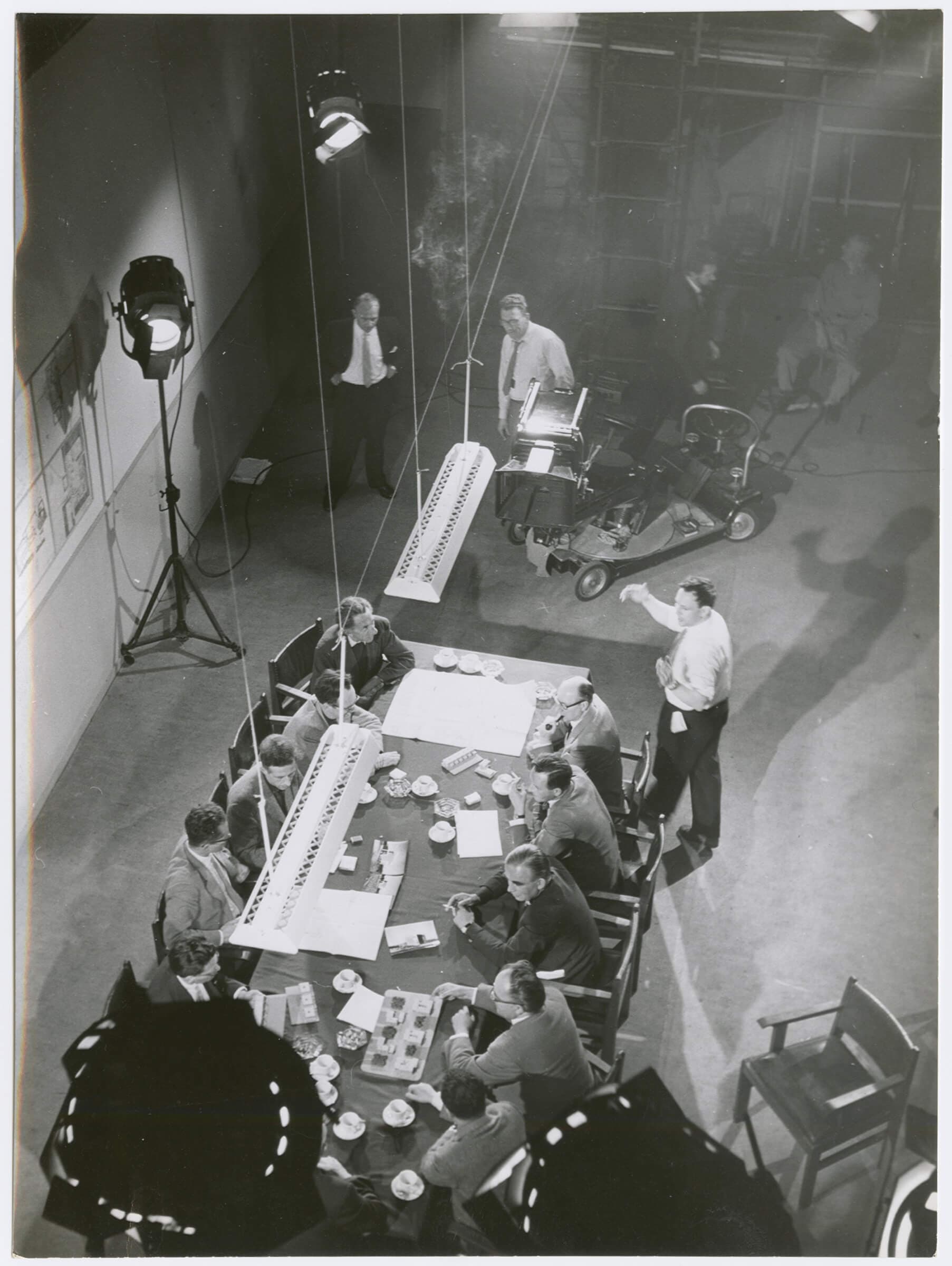 Architecten bediscussiëren het ontwerp van Nagele, terwijl zij acteren in de film 'Een nieuw dorp op nieuw land' van Louis van Gasteren, 1960. Foto Spectrum Film, Amsterdam. Collectie Het Nieuwe Instituut, BODE ph21 