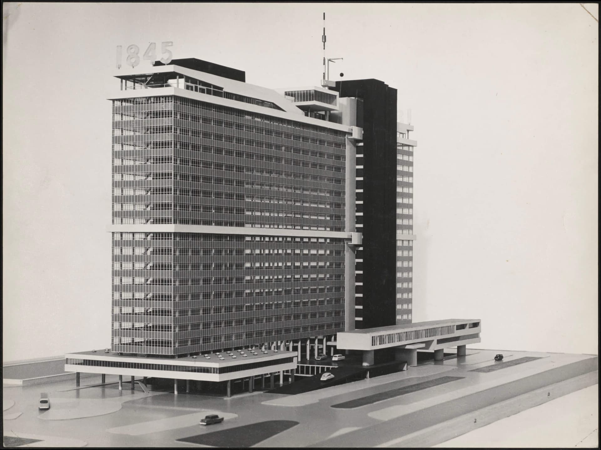 J. Bakema. Foto van maquette van het prijsvraagontwerp voor het hoofdkantoor van de verzekeringsmaatschappij 'De Nederlanden 1845' te Den Haag, 1958. Collectie Het Nieuwe Instituut, BAKE ph26a  