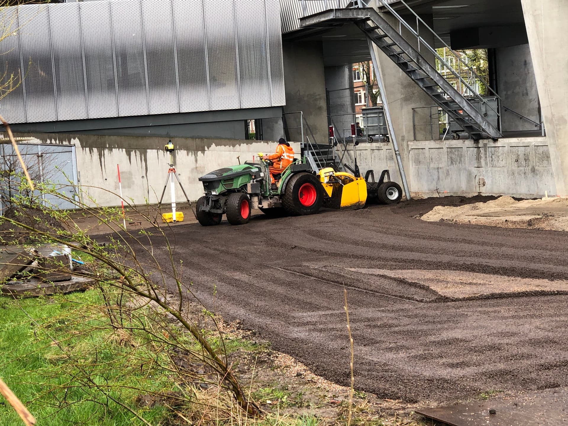  Werkzaamheden bij de aanleg van de parkeerplaats in 'de nieuwe De Nieuwe Tuin' bij Het Nieuwe Instituut. 