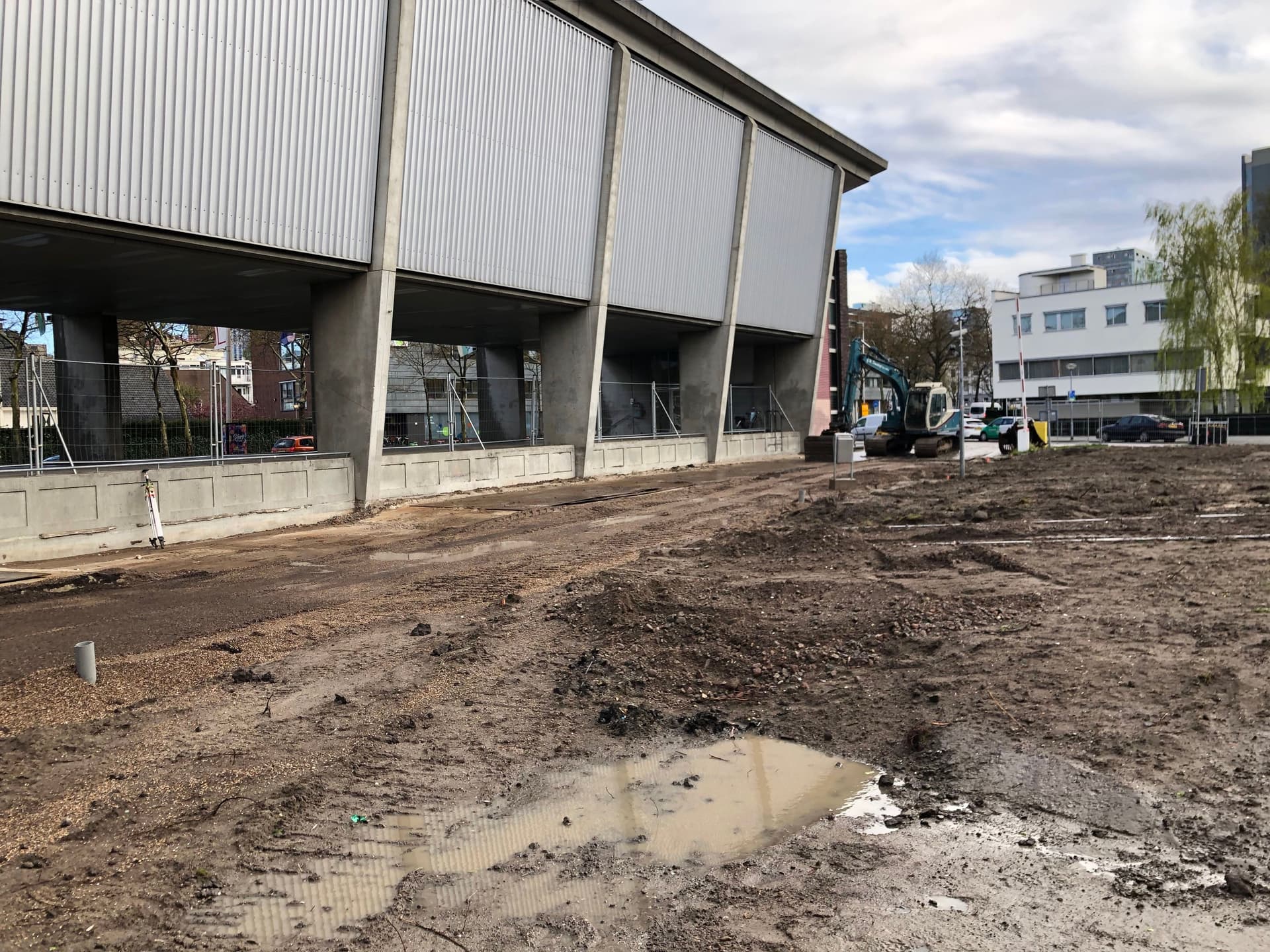  Werkzaamheden bij de aanleg van de parkeerplaats in 'de nieuwe De Nieuwe Tuin' bij Het Nieuwe Instituut. 