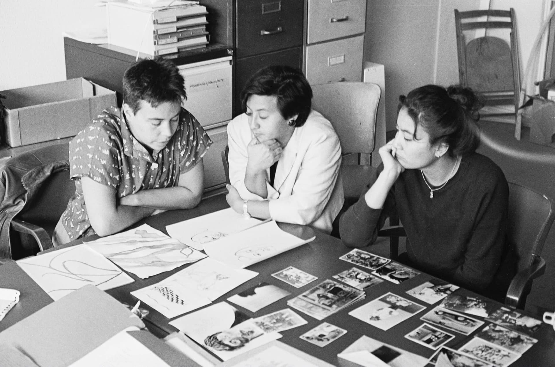 Lay out van “Zwart aan Zet”, een publicatie van de Groep Zwarte Vrouwen Nijmegen, Villa Lila Nijmegen, 1985, Lily van Engen, Grace Stulting en Mo Salomon, foto: An Stalpers. Bron: Fotografica Nijmegen  