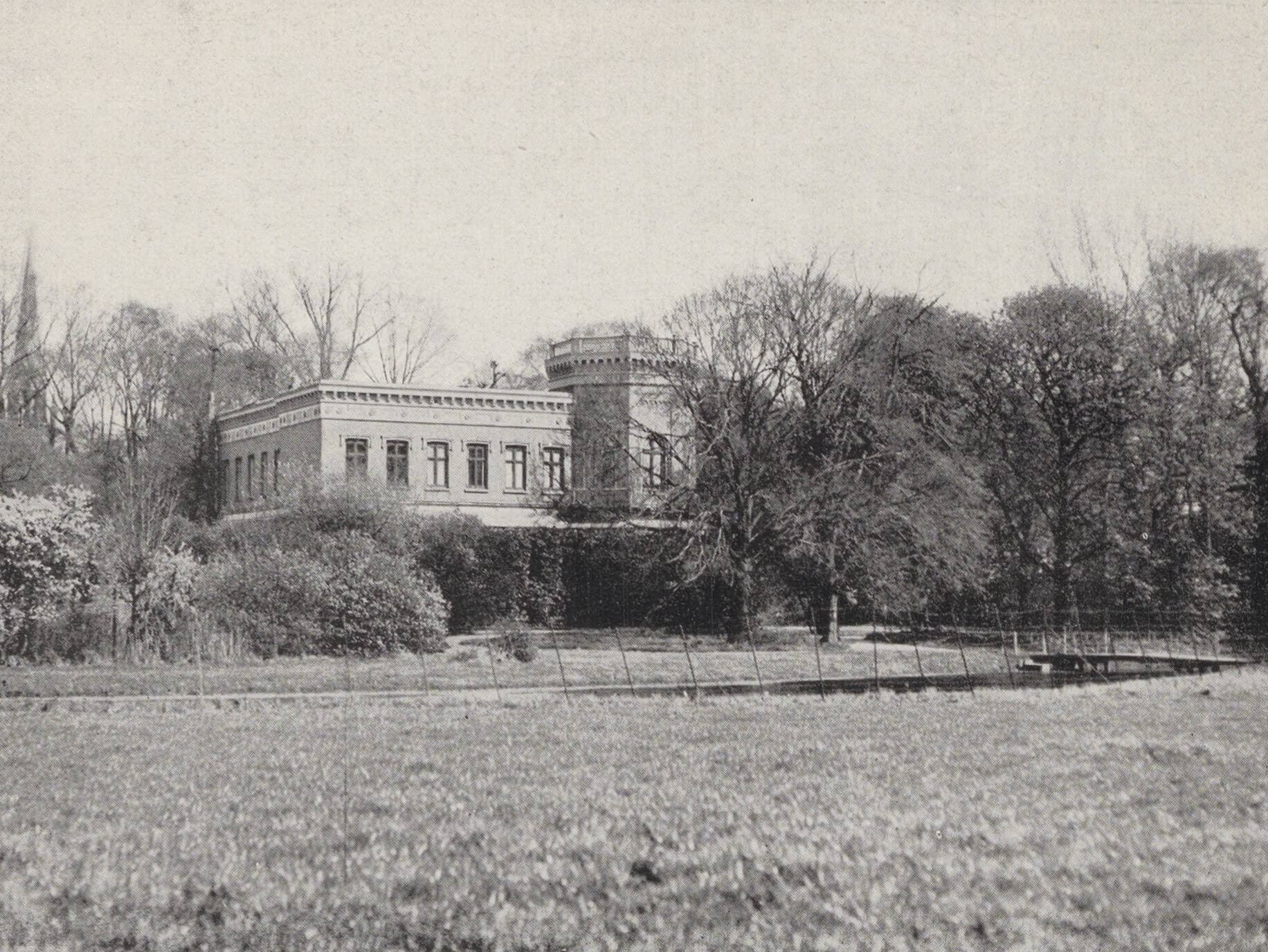 Villa Dijkzigt (designed by J.F. Metzelaar) and the Dijkzigt estate entrance, ca. 1925. W.G. Witteveen, The Land van Hoboken Expansion Plan, Rotterdam, 1927, p. 10. Collection Het Nieuwe Instituut, NIROV library, 49.183
