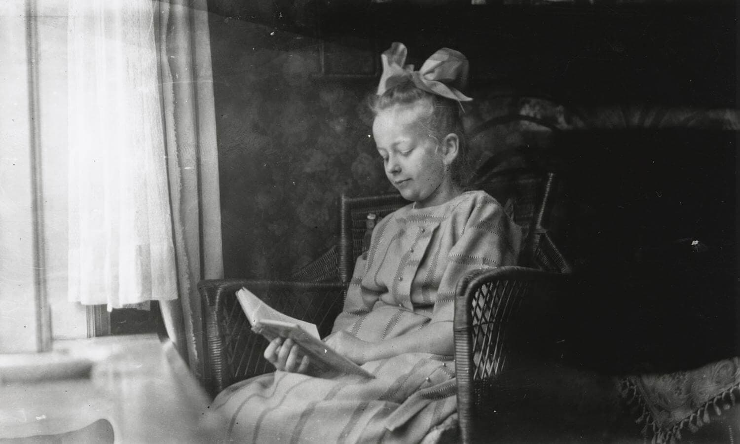 One of the daughters reading in the old house at the Heemraadssingel. Collection Nieuwe Instituut. On loan from BIHS. 