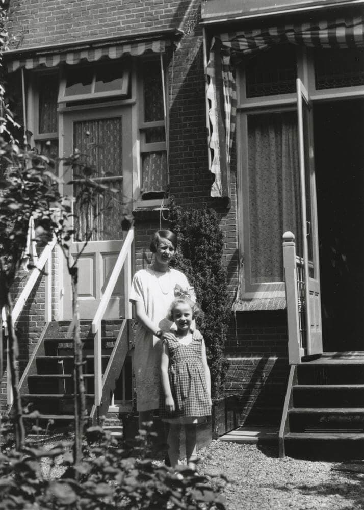 Daughters Puck and Gé in front of the old house at the Heemraadsingel. Collection Het Nieuwe Instituut. On loan from BIHS 