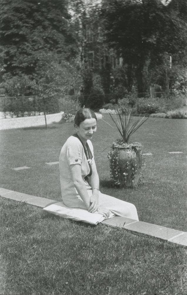 Puck in de achtertuin. Collectie Nieuwe Instituut. Bruikleen BIHS. 