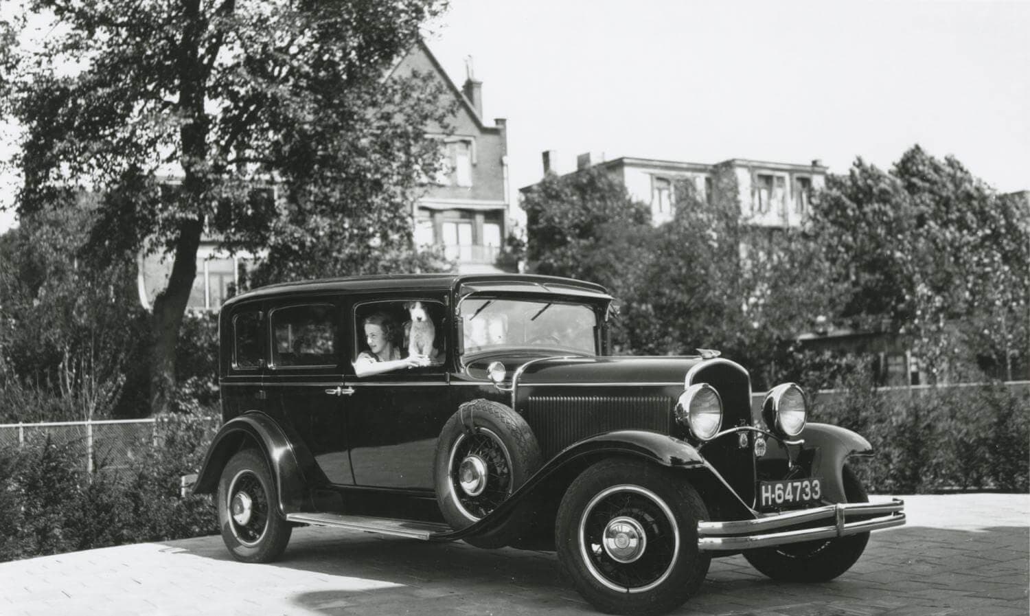 De auto van de Sonnevelds op de oprit voor de garage. Plymouth de Luxe, jaren dertig. Collectie Nieuwe Instituut. Bruikleen BIHS 