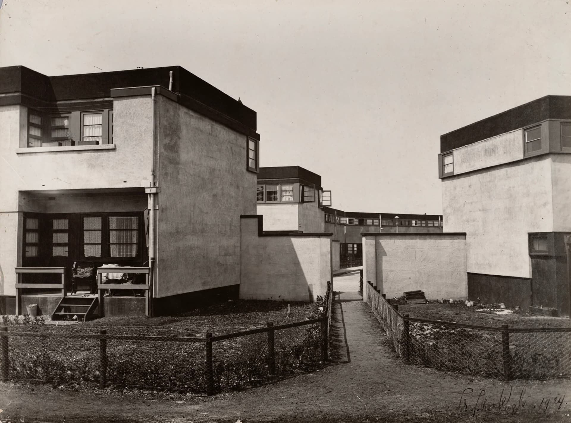 J. B. van Loghem. Woningbouw Betondorp, Amsterdam, 1922-1923. Fotograaf: onbekend. Collectie Het Nieuwe Instituut, TENT o528 