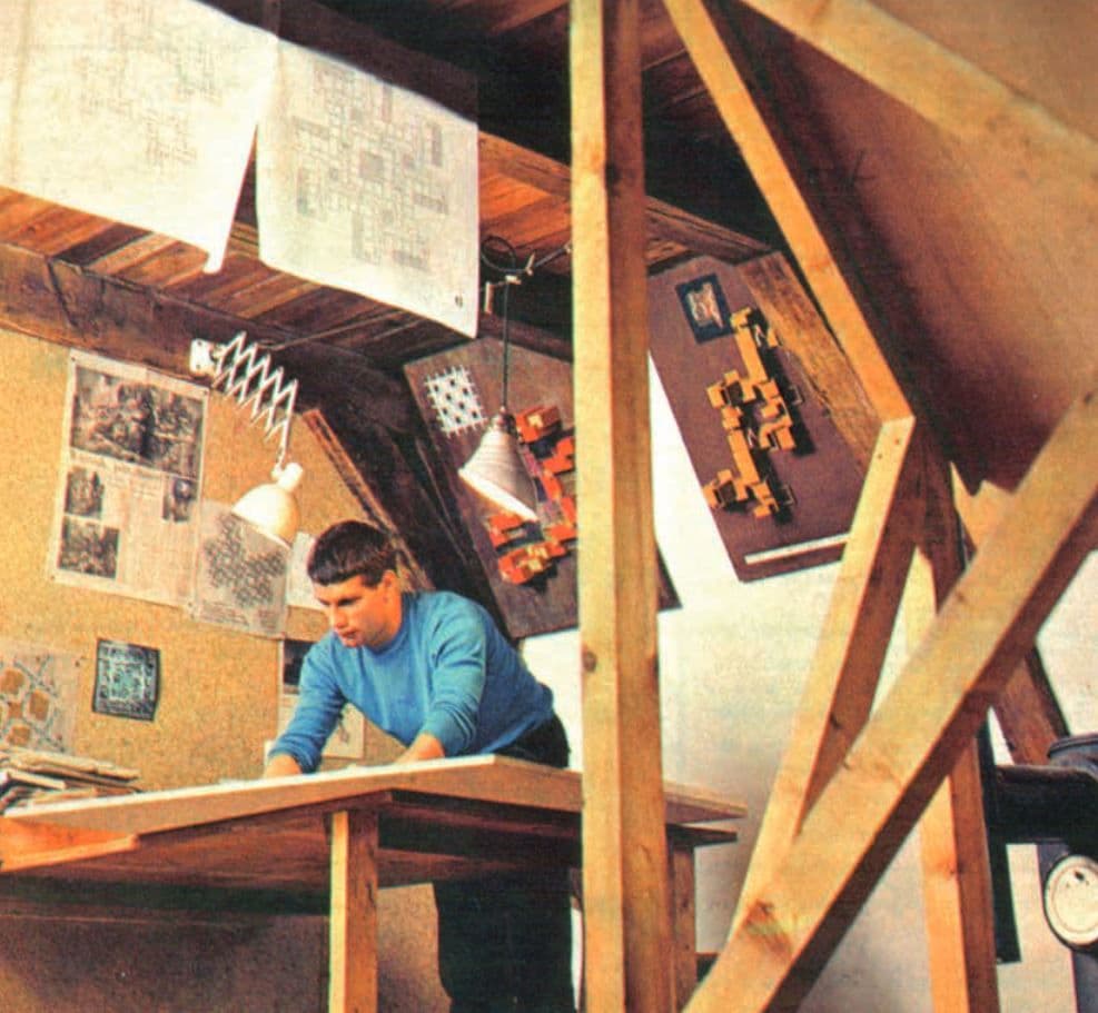 Piet Blom aan het werk in zijn atelier aan de Kuiperssteeg 3, Amsterdam,  ca. 1960. Bron: Bulletin KNOB 117 (2) 