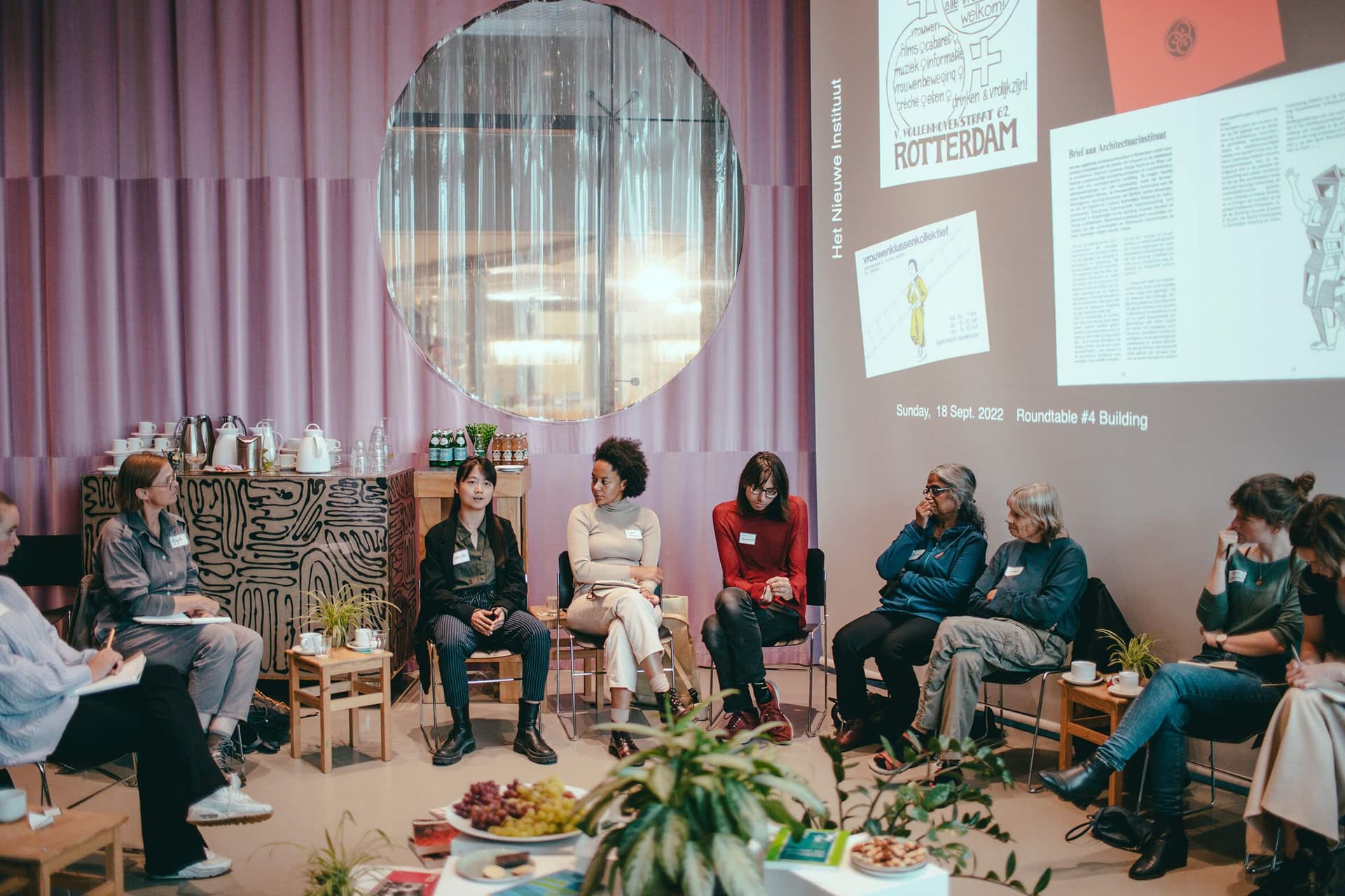 Danyan Liu aan het woord tijdens Rondetafelgesprek #4 van de Feminist Assembly Month, op 18 september 2022 in Het Nieuwe Instituut. Foto: Simaa Al-Saig  
