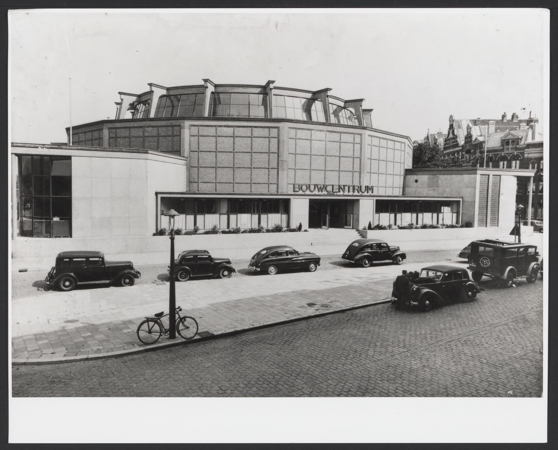 J. W. C. Boks. Bouwcentrum Rotterdam, exterior, 1946-1949. Photo C. van Weele. Collection Het Nieuwe Instituut, Archive BOKS ph54. © C. van Weele/MAI 