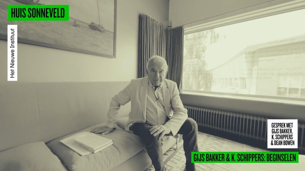 K. Schippers. Still uit ‘Ongewoon alledaags’. Gesprek met Gijs Bakker, K. Schippers en Dean Bowen, o.b.v. Hodan Warsame. Uitgezonden vanuit Huis Sonneveld op 11 juli 2020. Videografie: Tanja Busking, Michaela Lakova. 