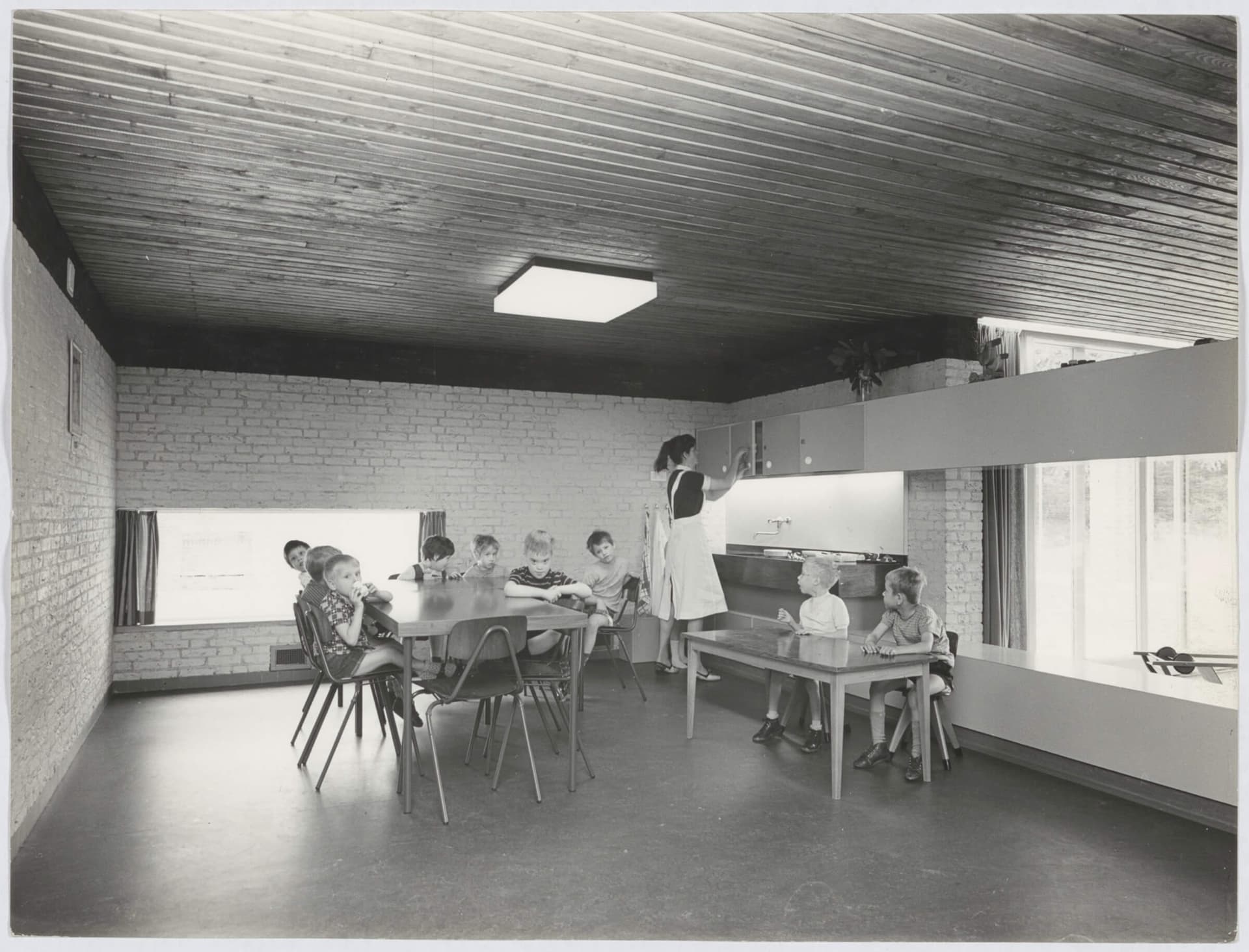 L. de Jonge, in samenwerking met P. Nieuwveld. Internaat voor zwakzinnigen ’s Konings Jaght te Schaarsbergen, 1960. Collectie Het Nieuwe Instituut, JONG 435 