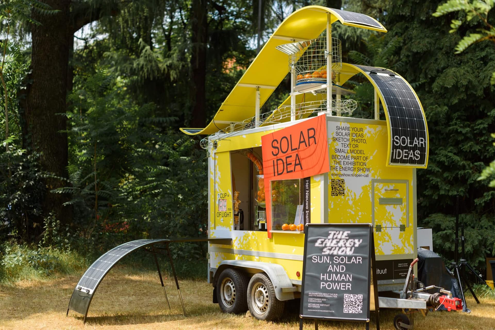 De Solar Kiosk staat in een bosrijke omgeving