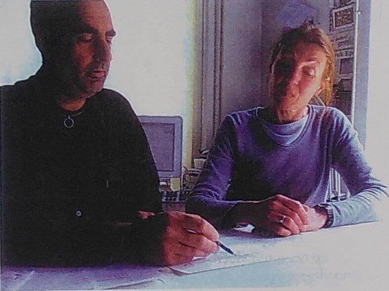 Detail uit een foto waarop Hendrik Jan van der Valk en Trudy Woudstra aan het werk zijn, uit het Archief Van der Valk-Woudstra. Foto met dank aan de ontwerpers. 