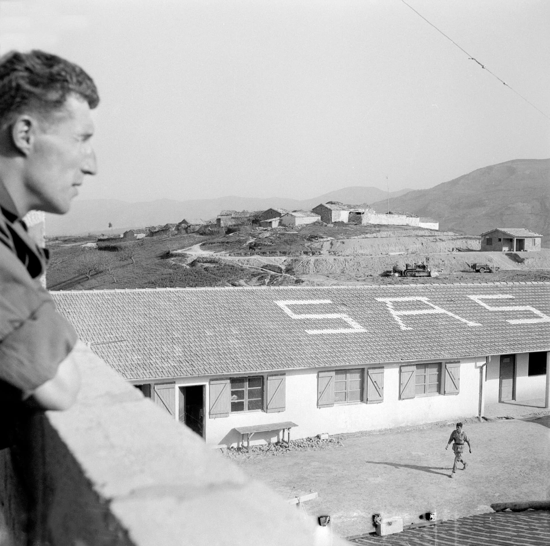 Afdeling Ruimtelijke Administratie (SAS) van het Franse 3de en 4de Regiment van Artillerie, regio van Constantine, Algerije, april 1959 © Charliat / BLED / ECPAD 