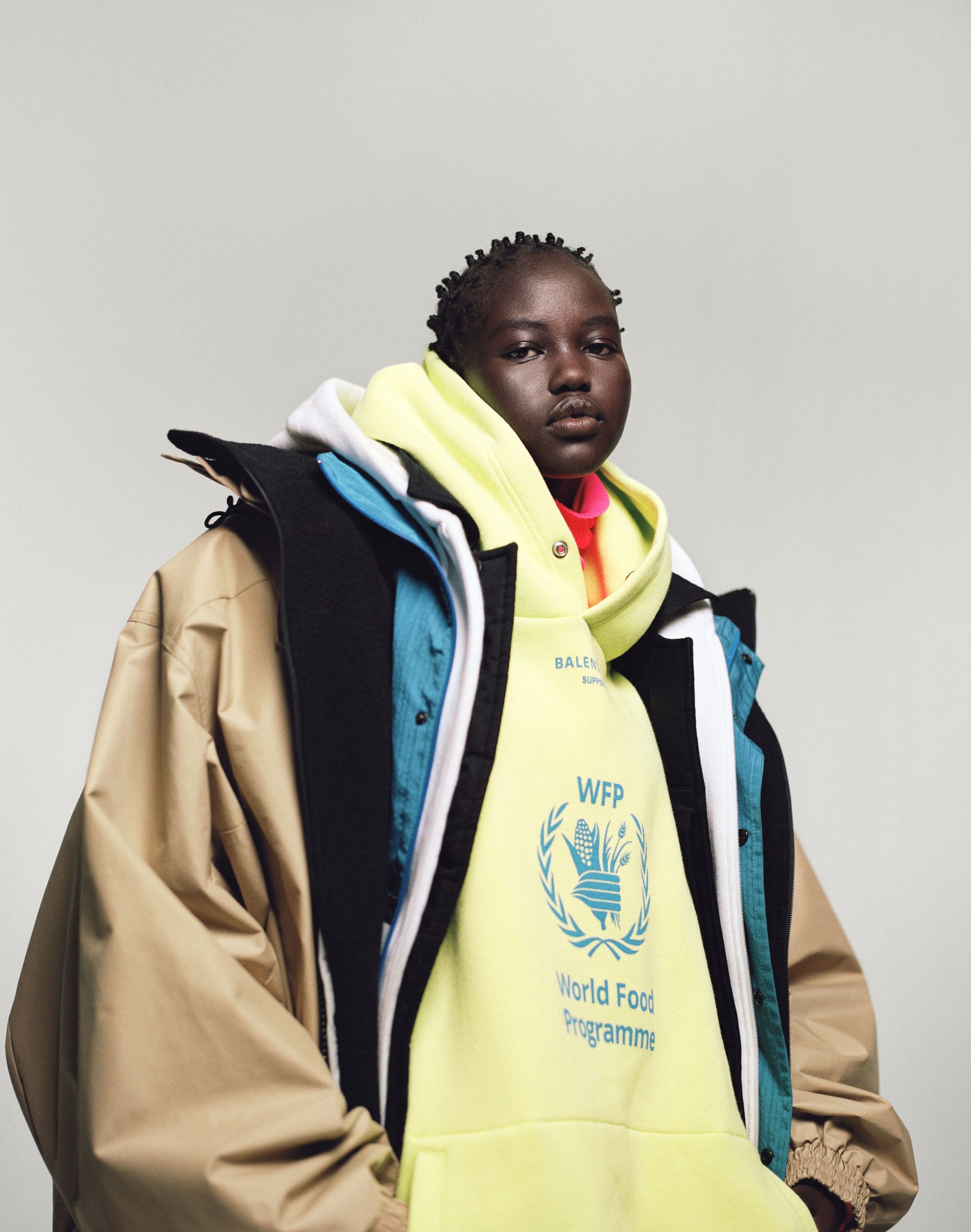 Model Adut Akech draagt Balenciaga in 'The Earthwise Issue' van i-D, najaar 2018. Foto: Campbell Addy. Styling: Alastair McKimm 