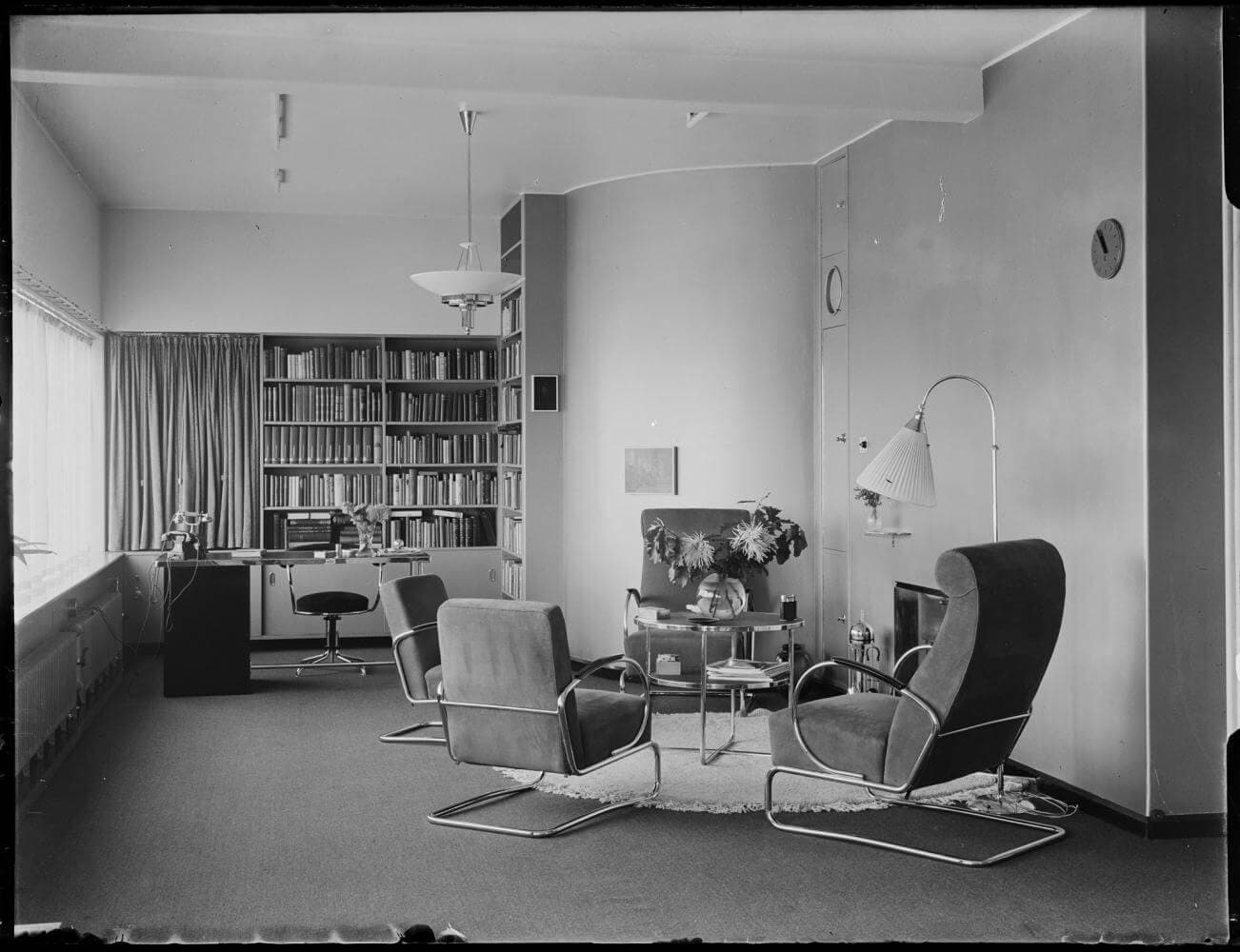 Vazen in de bibliotheek en zitkamer. Collectie Nieuwe Instituut. Verzameling glasnegatieven 