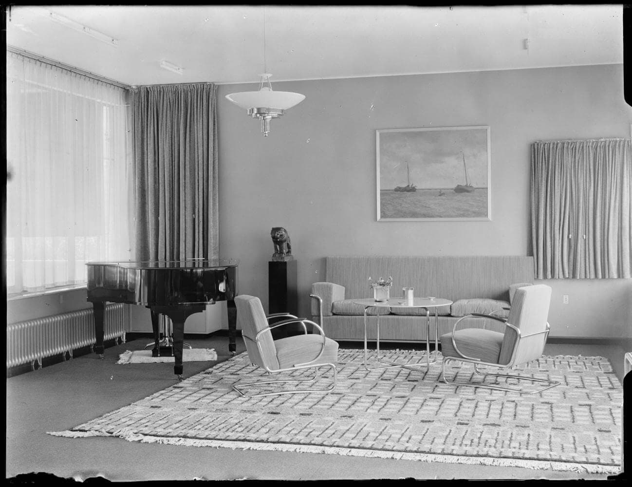 Zitkamer Huis Sonneveld, met het beeldje van John Raedecker. Collectie Nieuwe Instituut. Verzameling glasnegatieven. 