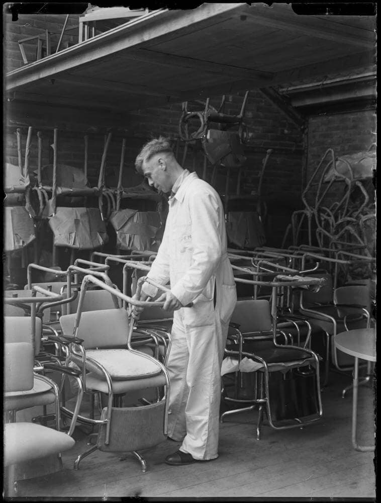 Achterpootloze stoel in de fabriek van Gispen. Collectie Nieuwe Instituut. Verzameling glasnegatieven 