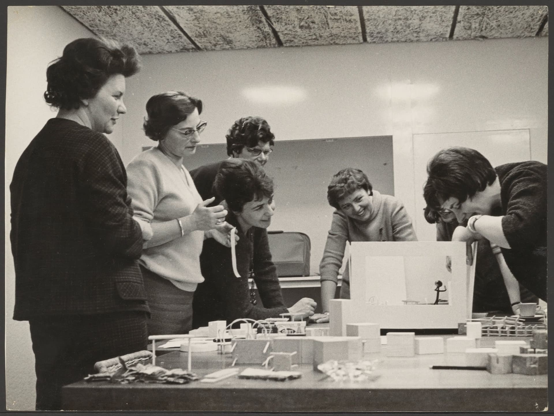 Goed Wonen session, with Cora Nicolaï-Chaillet on the left, c.1954-70. Collection Het Nieuwe Instituut, CORA ph4. Photo: Egbert Munks. Copyright: Nederlands Fotomuseum.