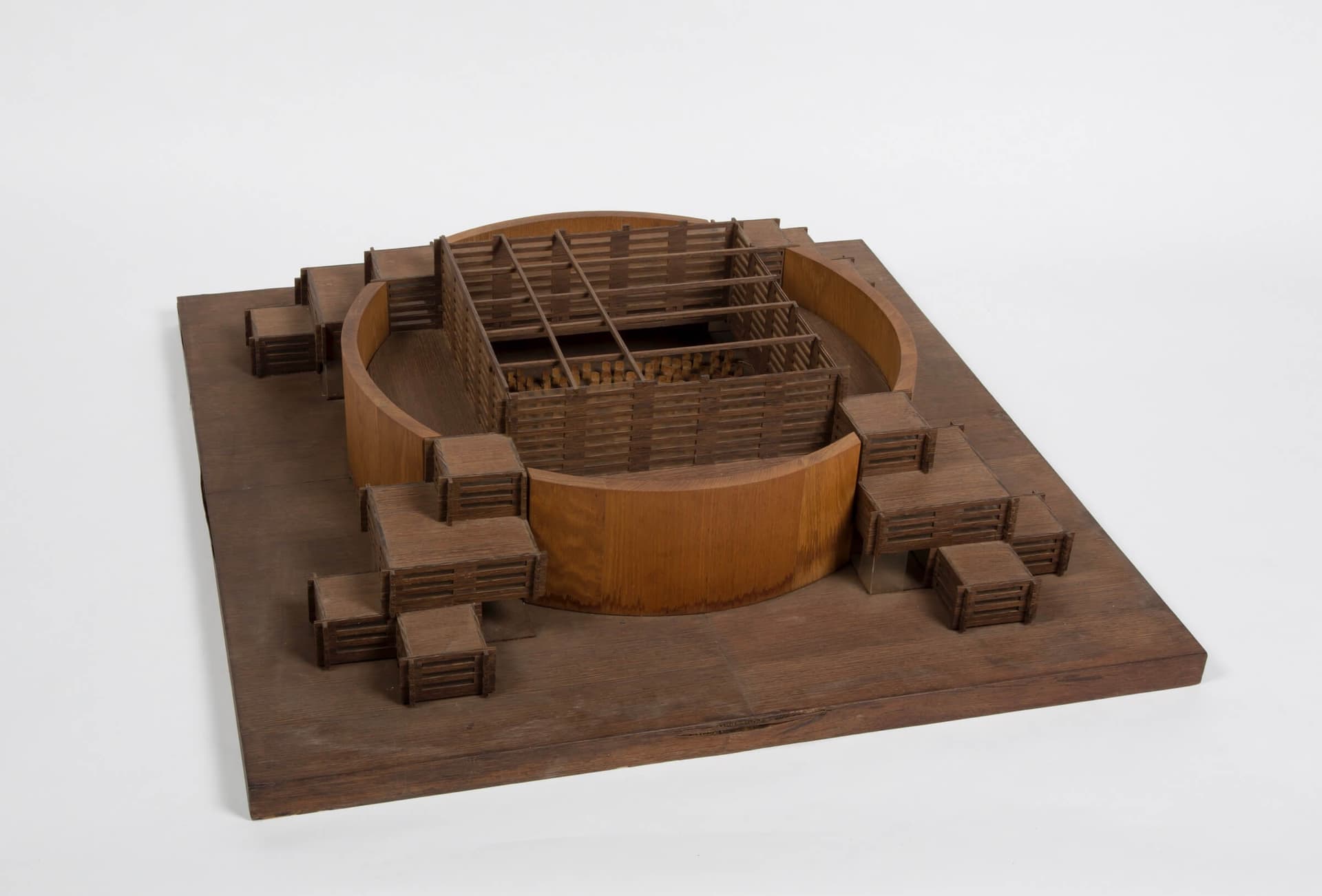 Maquette van een kerk in Driebergen, 1966. Inzending voor een besloten prijsvraag, die overigens niet door Verhoeven werd gewonnen. Het ontwerp kwam tot stand in samenwerking met beeldhouwer Edvard Zegers. 