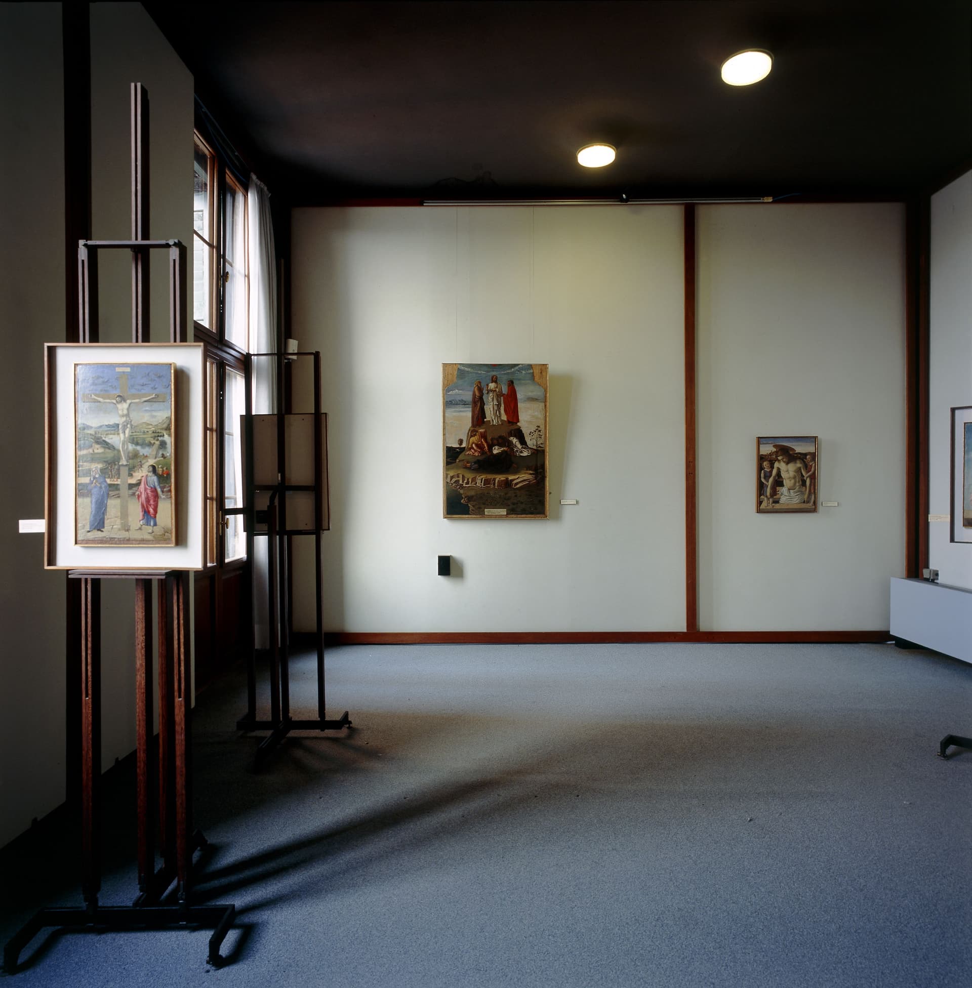 Carlo Scarpa. Museo Correr, Venetië, 1957-60. Bellini zaal. Schilderijen: Crucifixion en Transfiguration van Giovanni Bellini. Foto: Gianantonio Battistella. CISA A. Palladio, Vincenza.